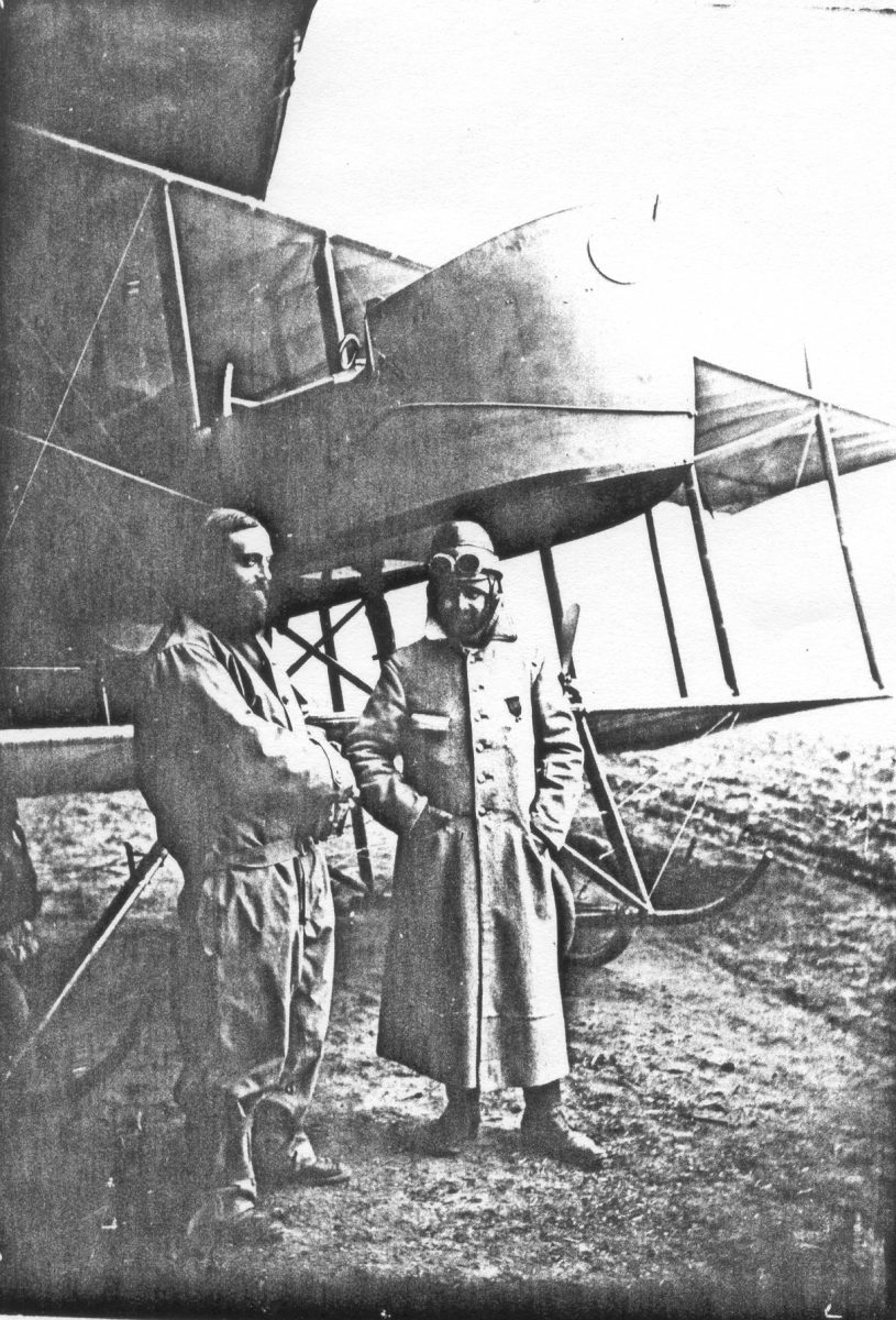Photo d'époque représentant Pau Bigot et une autre personne devant son avion pendant la première guerre mondiale (1915).