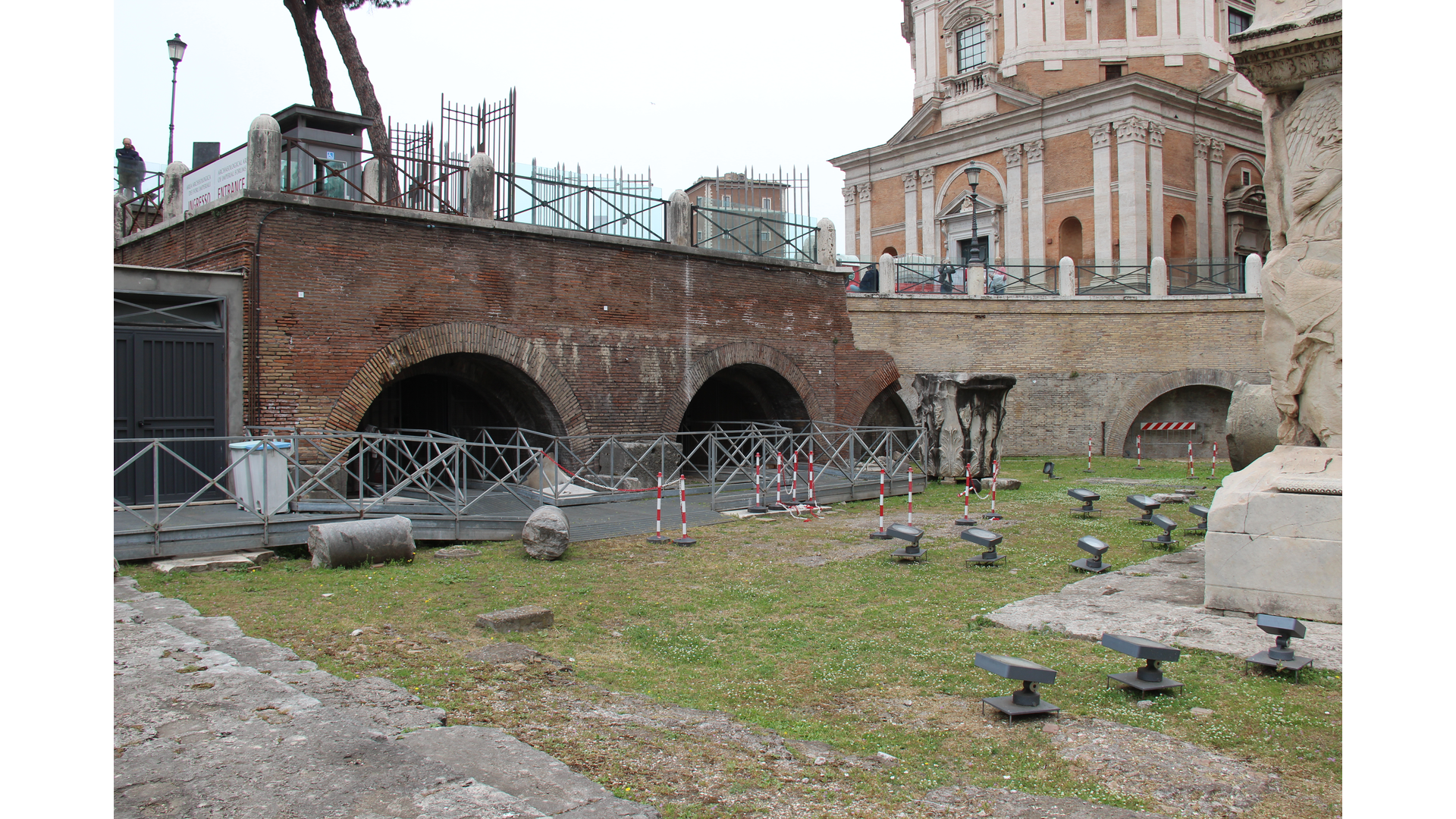 Bibliothèques du Forum de Trajan : Photo prise à Rome aujourd'hui. Emplacement de la bibliothèque Sud du forum de Trajan