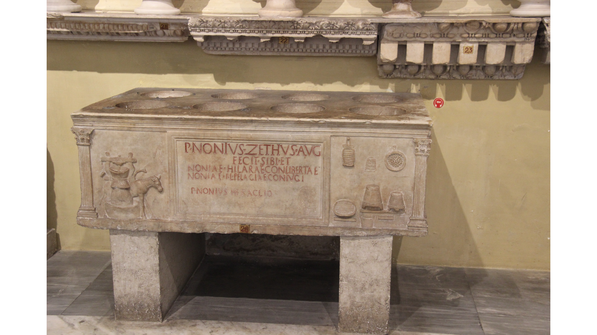 Moulin pompéien : Image d'élément iconograpique:Support des urnes funéraires de la famille du meunier Publius Nonius Zethus (Ostie, Ier siècle ap. J.-C.), Musées du Vatican inv. 1343
