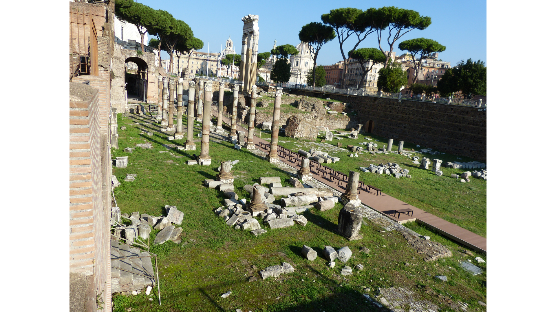Forum de César : Photo prise à Rome aujourd'hui. Portique latéral et temple de Vénus Genitrix sur le forum de César