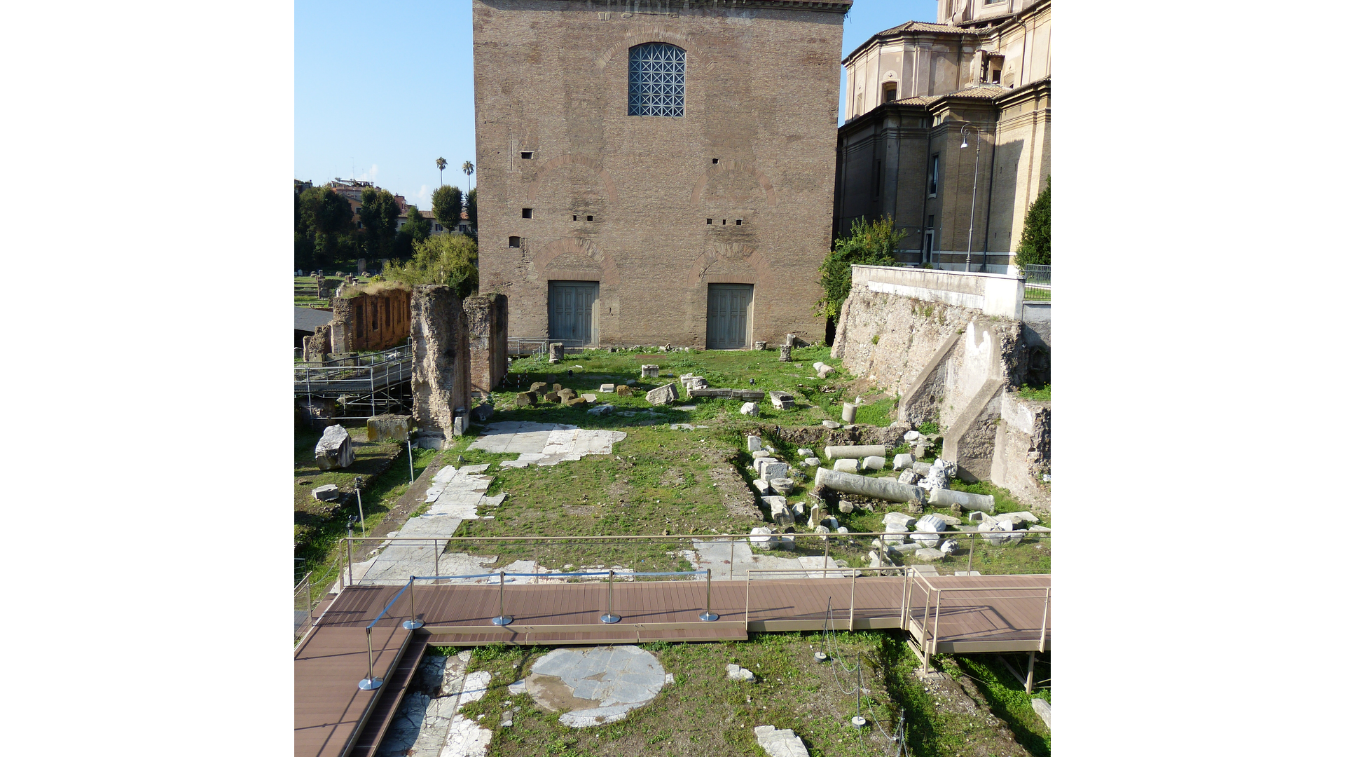 Forum de César : Photo prise à Rome aujourd'hui. Jonction du forum de César et de la curie julienne