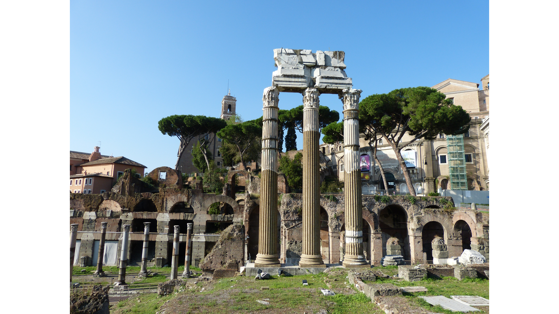 Forum de César : Photo prise à Rome aujourd'hui. Colonnes du temple de Vénus Genitrix sur le forum de César
