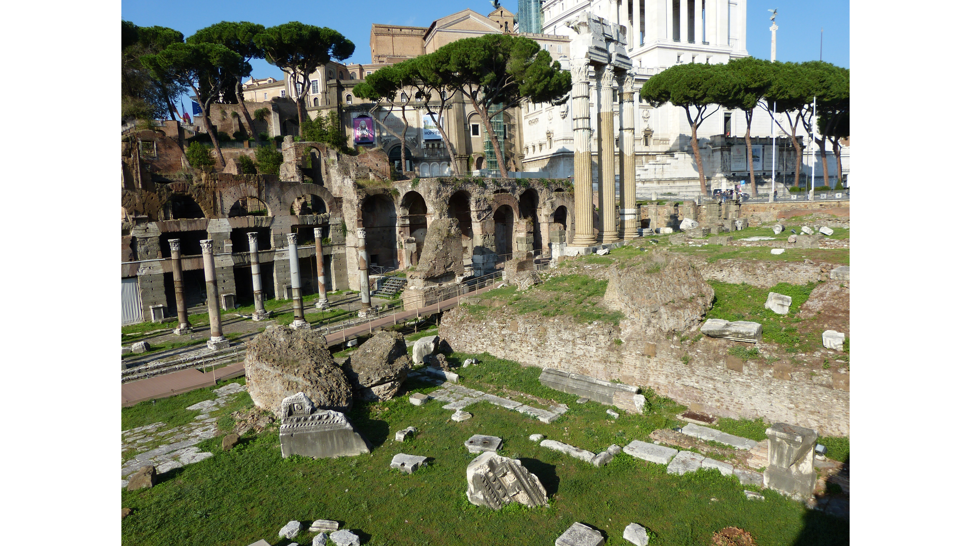 Forum de César : Photo prise à Rome aujourd'hui. Podium du temple de Vénus Genitrix sur le forum de César