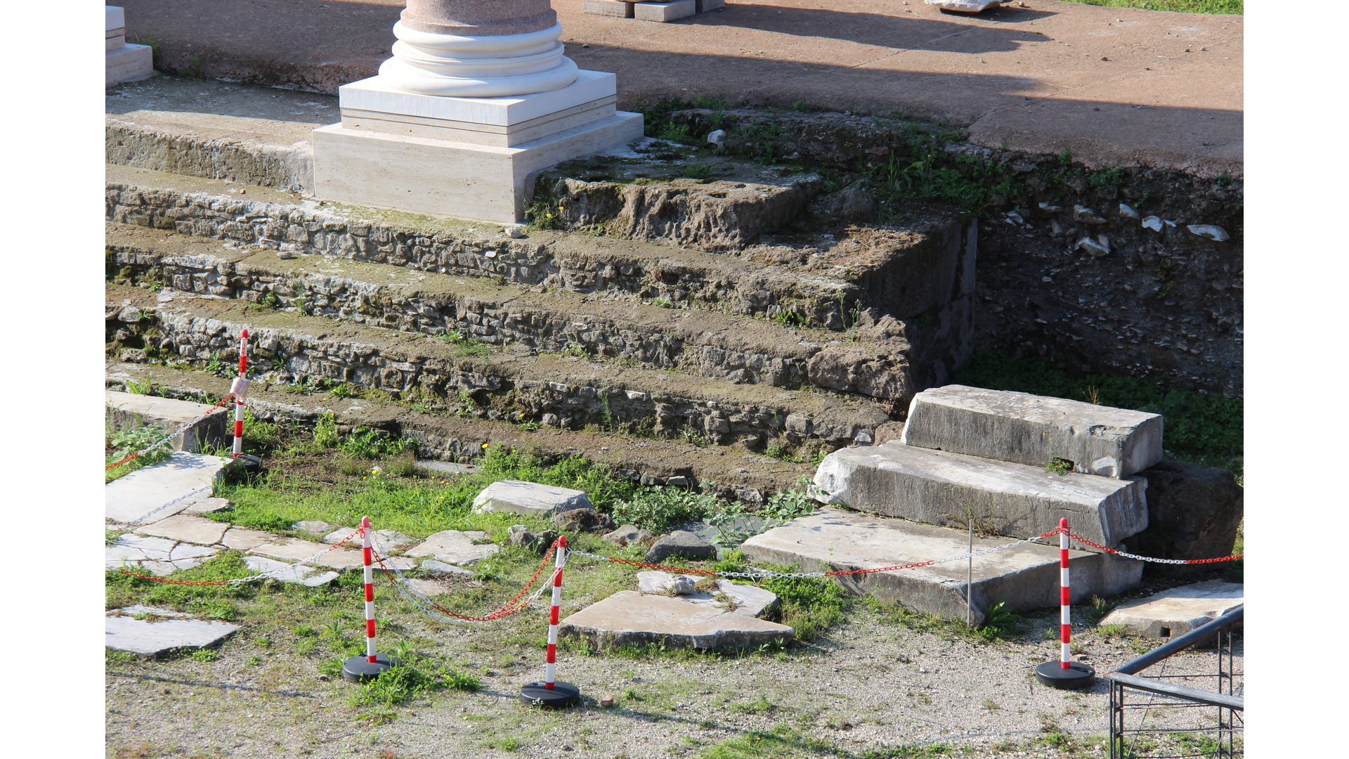 Forum de la Paix : Photo prise à Rome aujourd'hui. Escaliers d’accès au portique du forum de la Paix