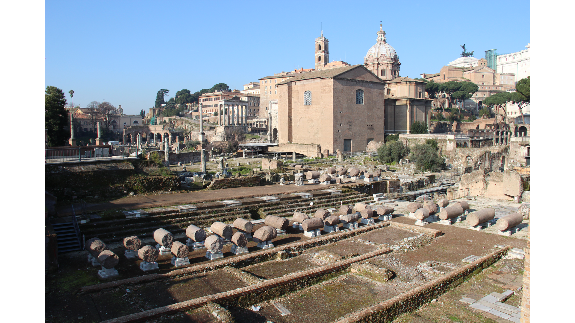 Forum de la Paix : Photo prise à Rome aujourd'hui. Le forum de la Paix au premier plan et la curie julienne en arrière-plan