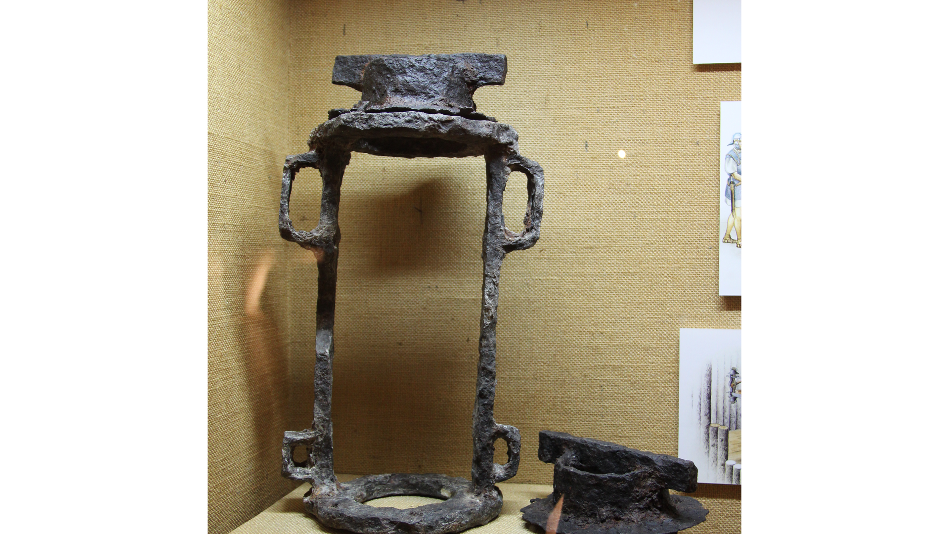 Scorpion – catapulte : Image d'élément archeologique. Cadre en fer d’une catapulte, MusÃÂ©e de Lugdunum