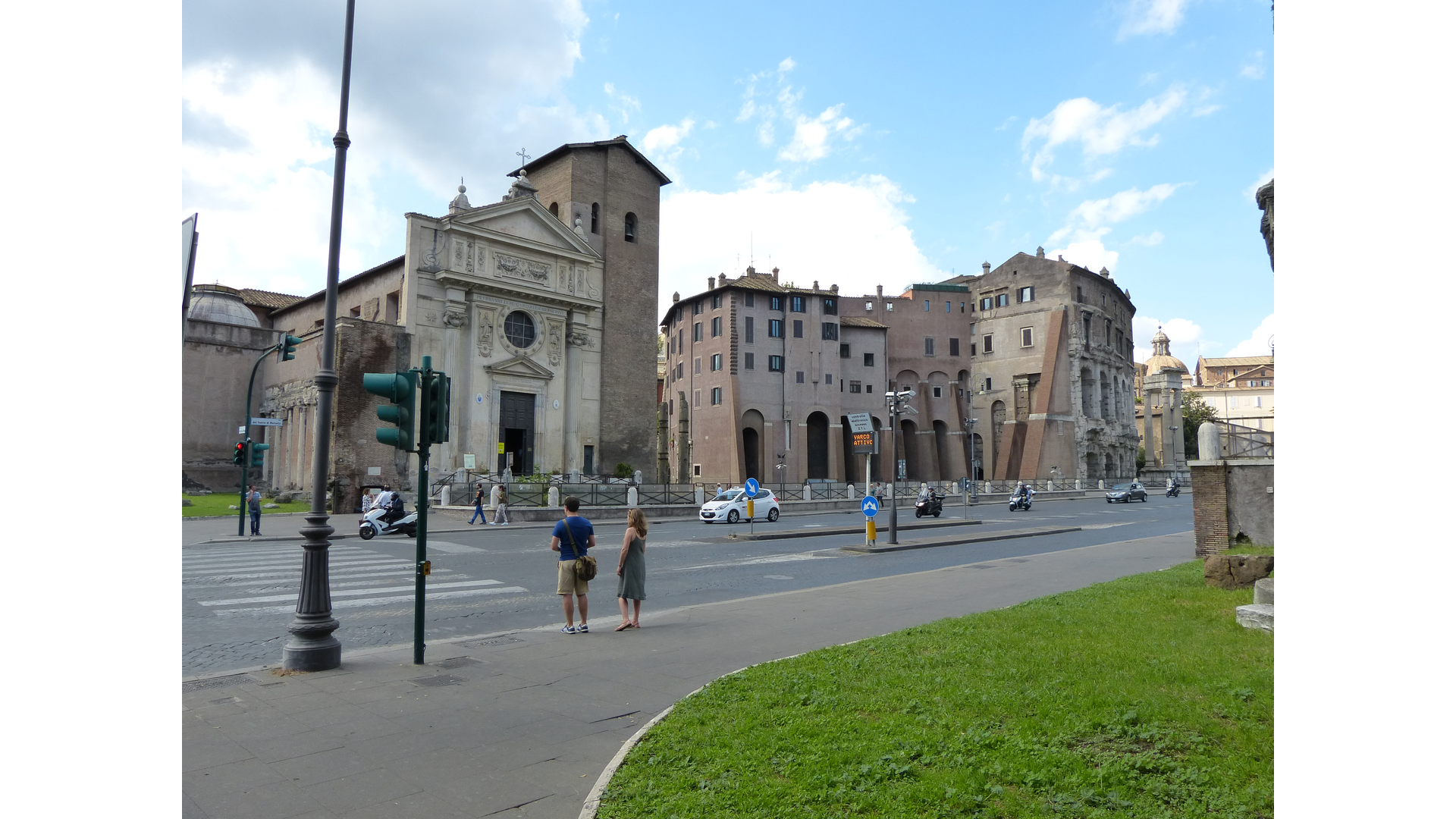 Temple de Janus (Forum Holitorium) : Photo prise à Rome aujourd'hui. Vue générale du forum holitorium avec le temple de Janus à droite de l’église San Nicola in Carcere