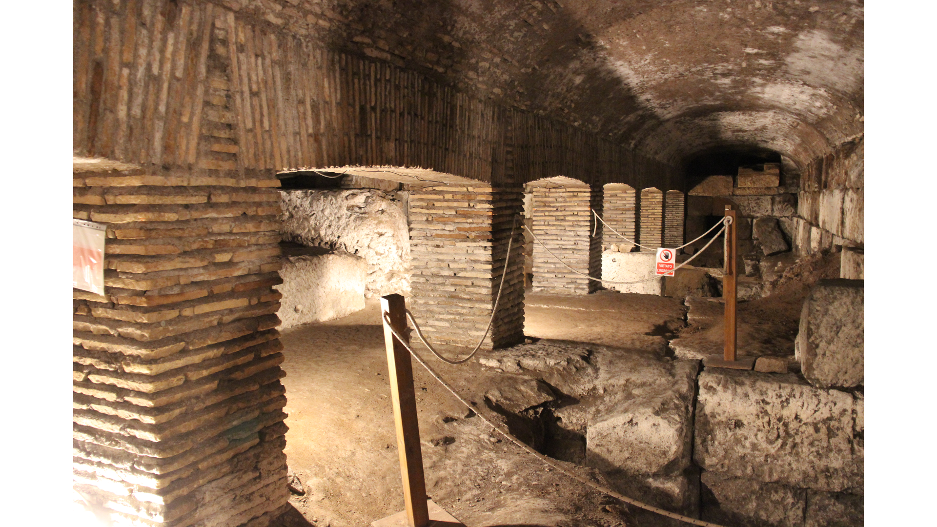 Temple de Junon Sospita (Forum Holitorium) : Photo prise à Rome aujourd'hui. Soubassement du temple de Jonon Sospita (sous-sols de l’église San Nicola in Carcere)