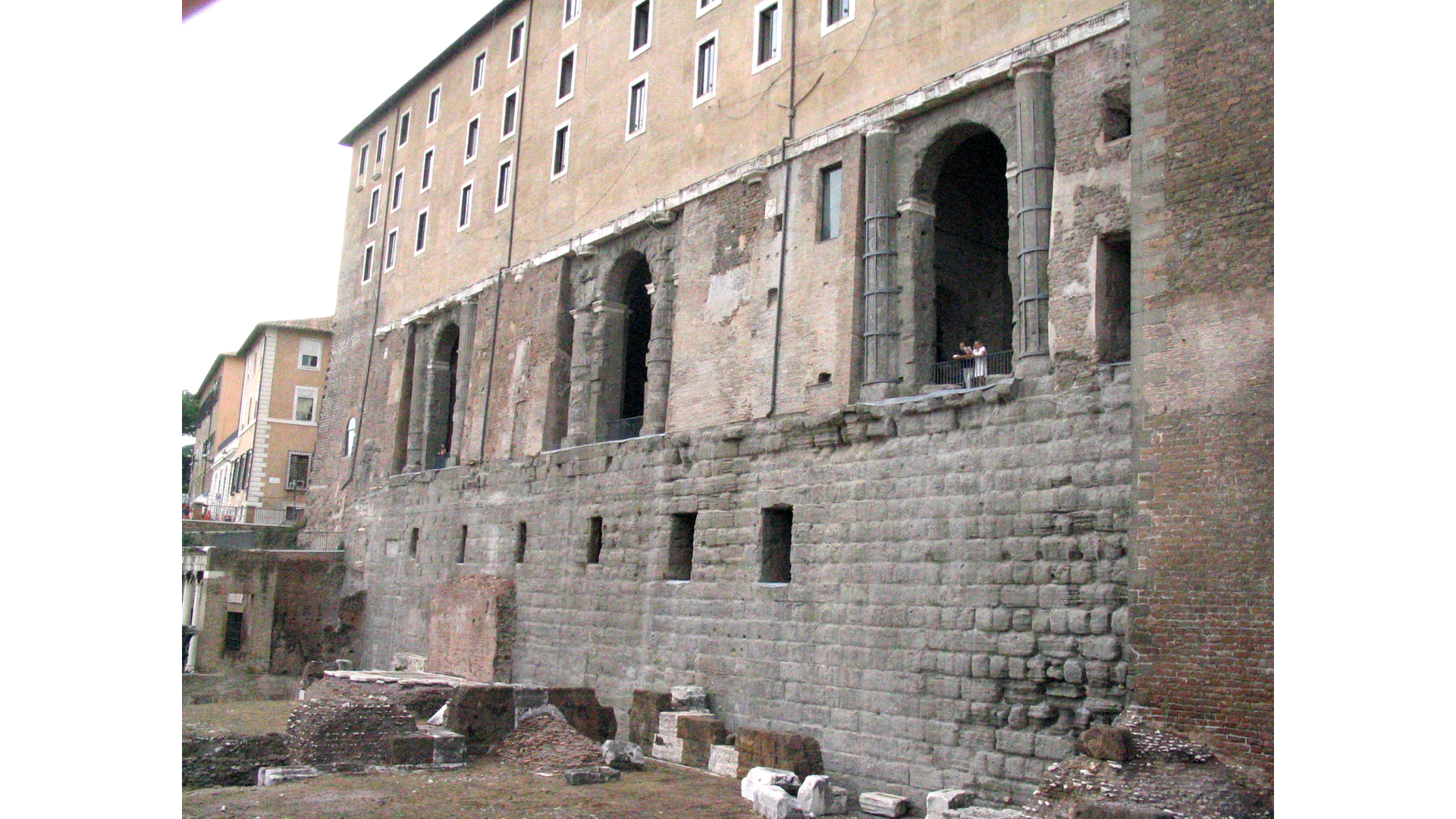 Structure interprétée classiquement comme le Tabularium : Photo prise à Rome aujourd'hui. "Tabularium"