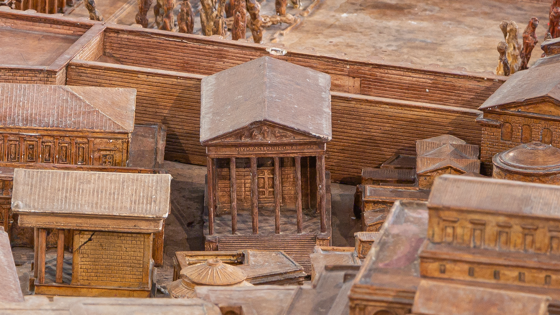 Temple d'Antonin et Faustine : Photo de la maquette réalisée par P.Bigot.