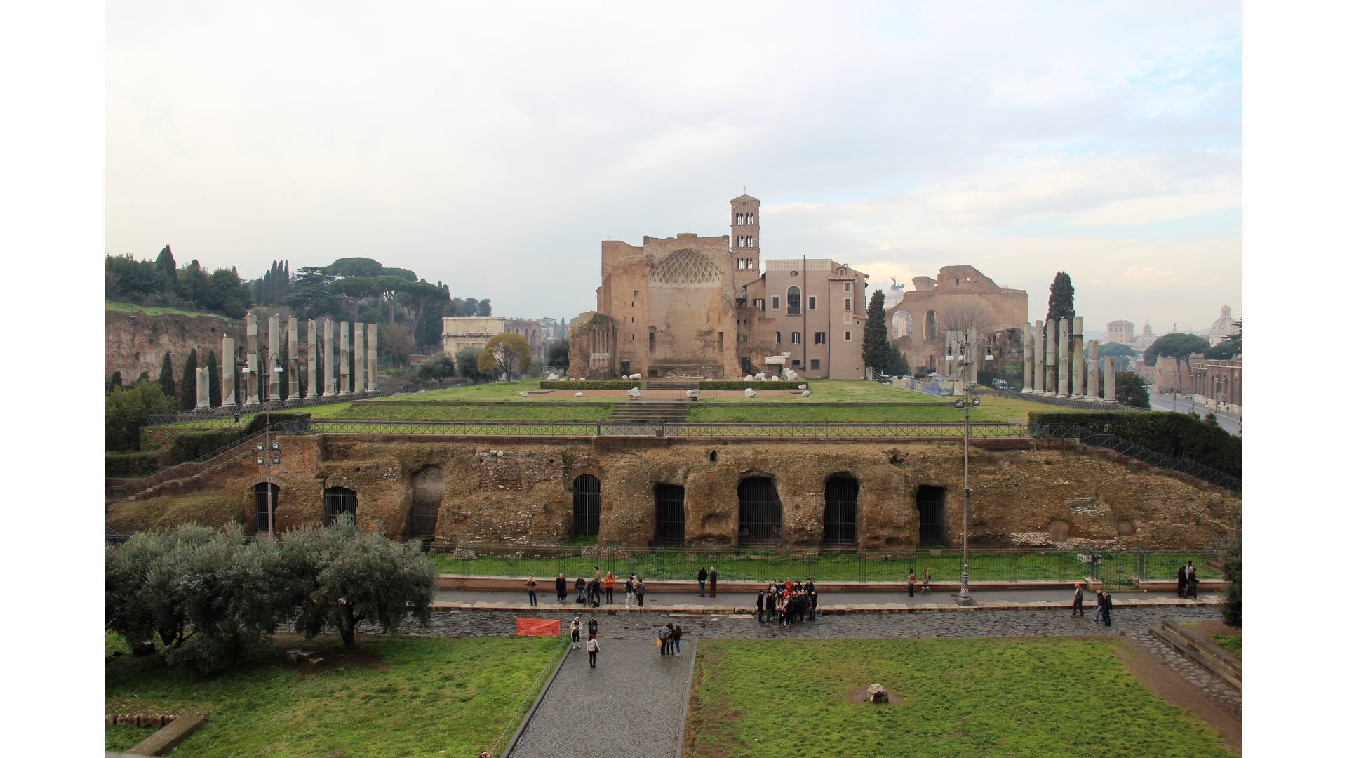 Temple de Vénus et Rome : Photo prise à Rome aujourd'hui.