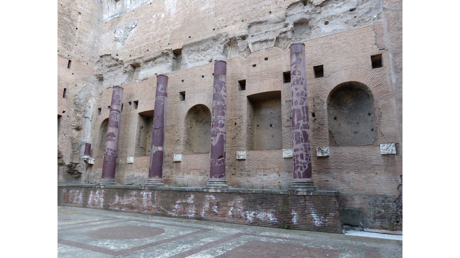 Temple de Vénus et Rome : Photo prise à Rome aujourd'hui. Cella de Dea Roma du temple de Vénus et Rome
