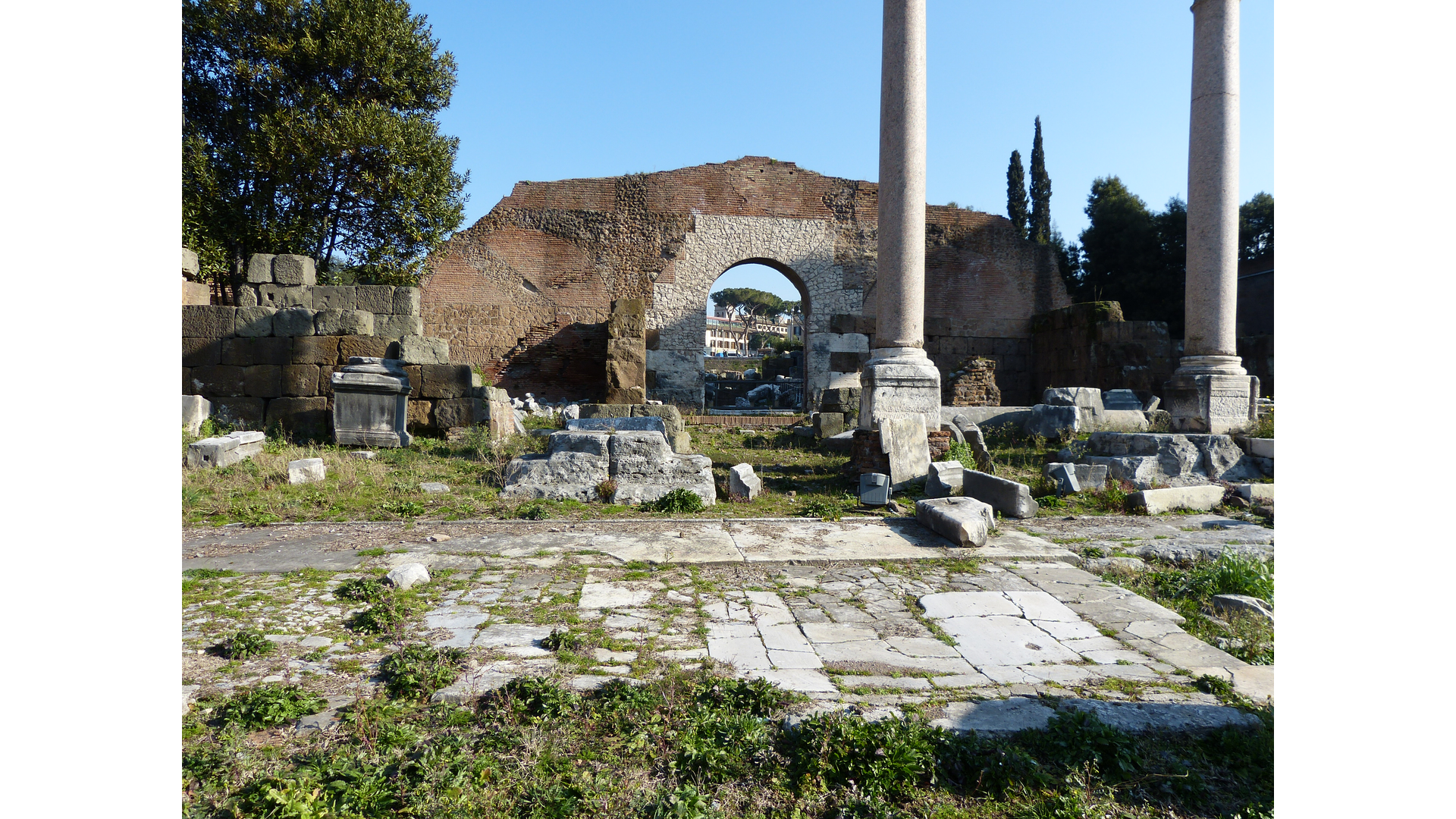 Basilique Emilienne : Photo prise à Rome aujourd'hui. Une des portes pour passer de la nef centrale de la basilique émilienne au portique qui borde le forum