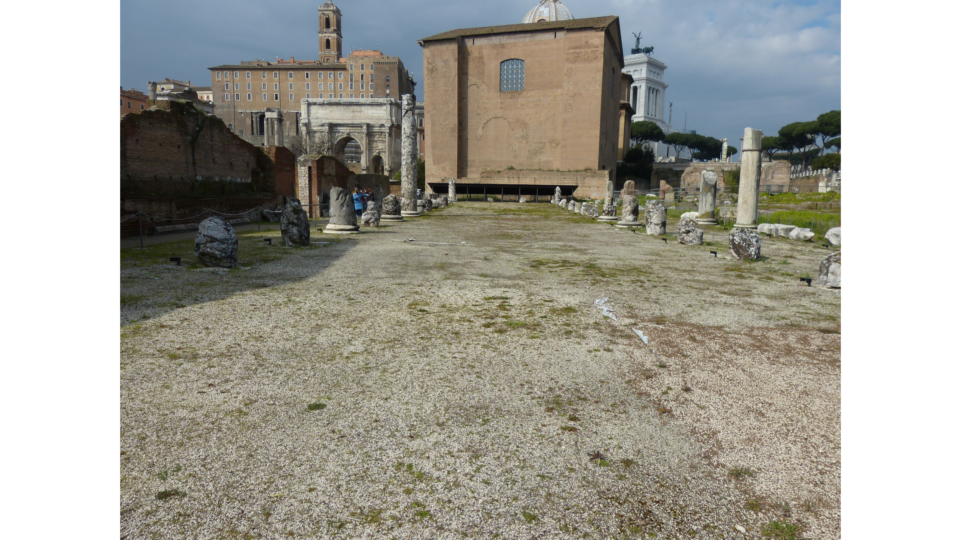 Basilique Emilienne : Photo prise à Rome aujourd'hui. Nef centrale de la basilique émilienne avec la curie julienne en arrière-plan