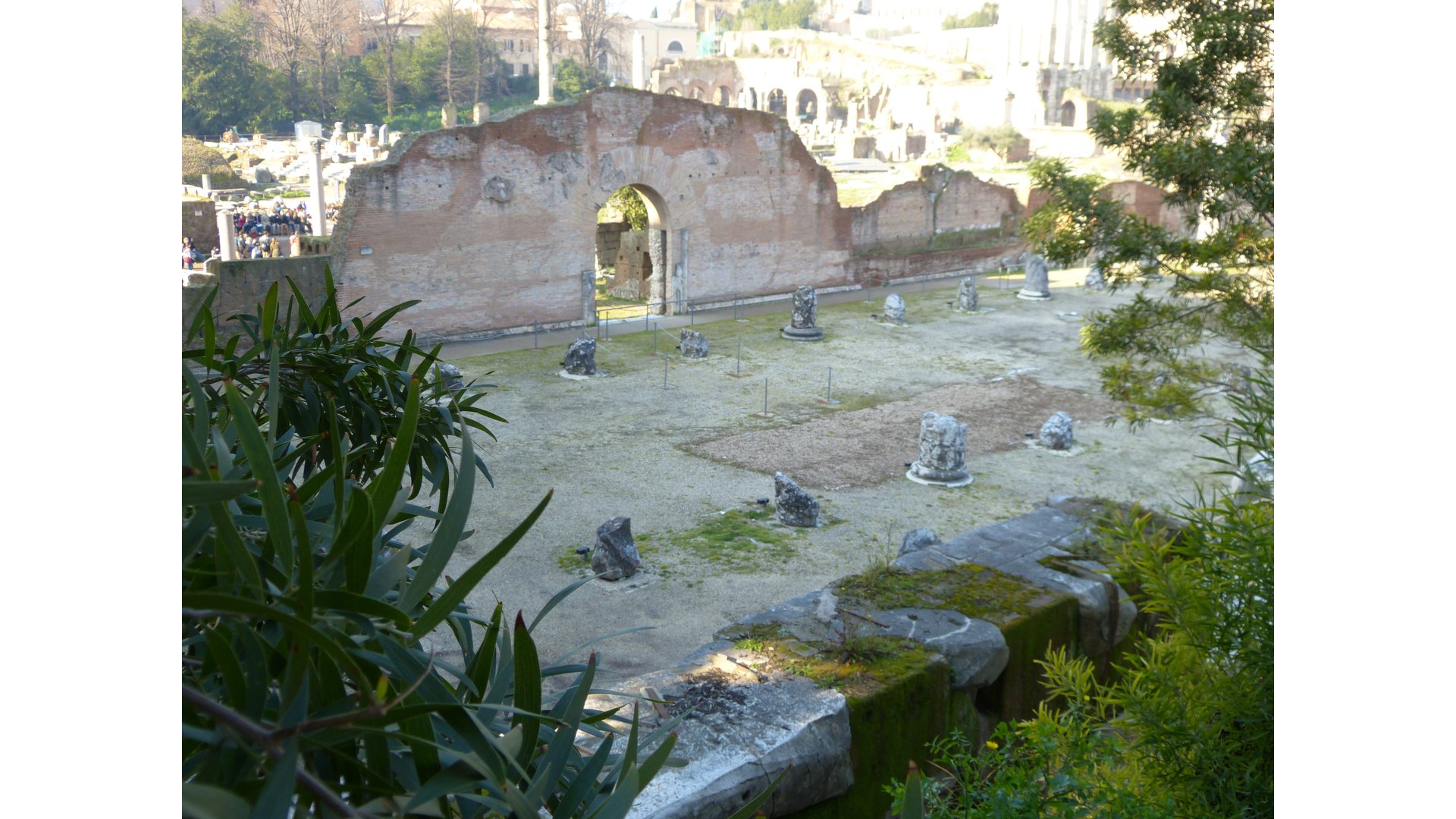 Basilique Emilienne : Photo prise à Rome aujourd'hui. Vue générale sur la nef centrale de la basilique émilienne