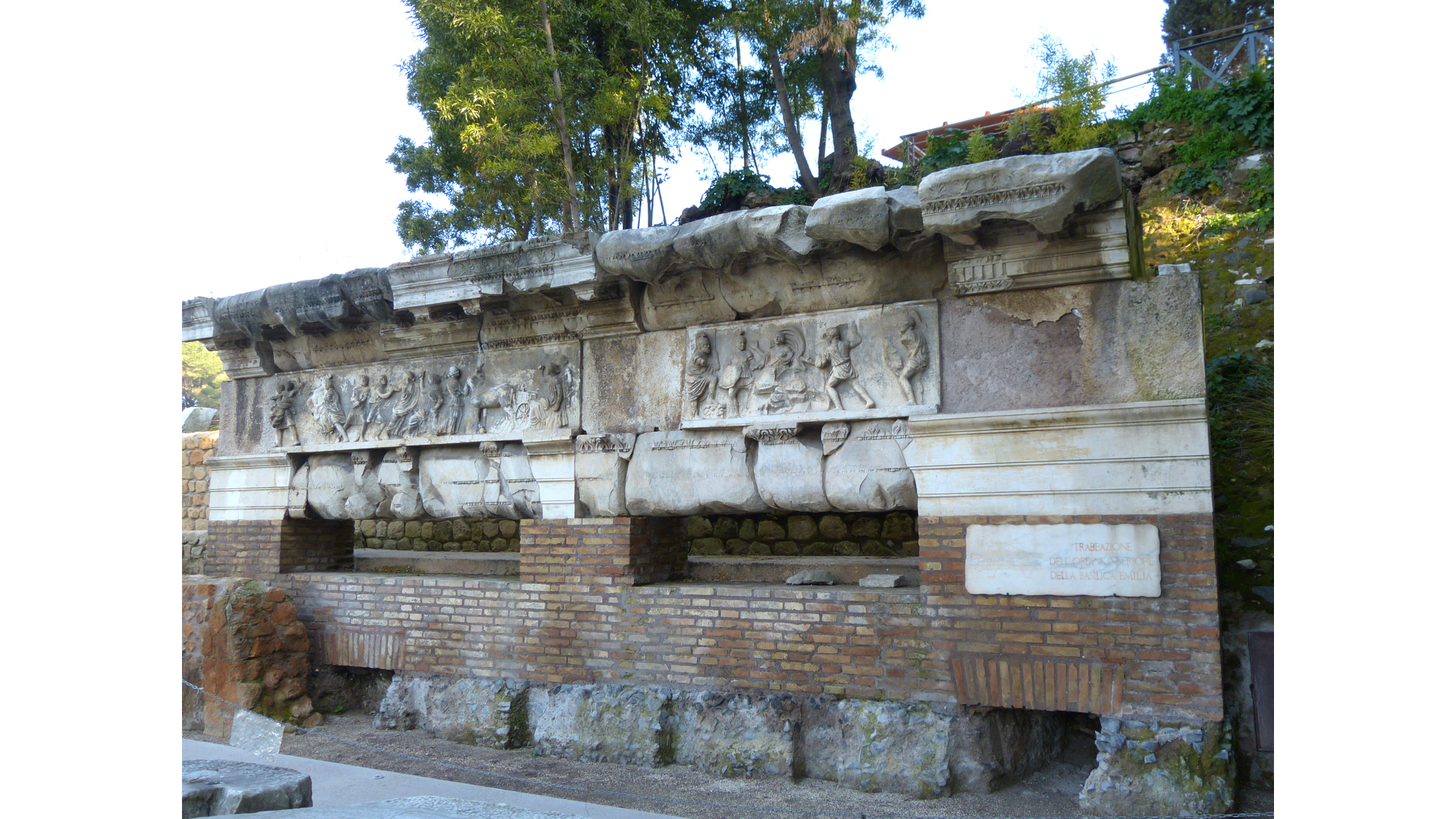 Basilique Emilienne : Photo prise à Rome aujourd'hui. Détail de l’entablement de la basilique émilienne