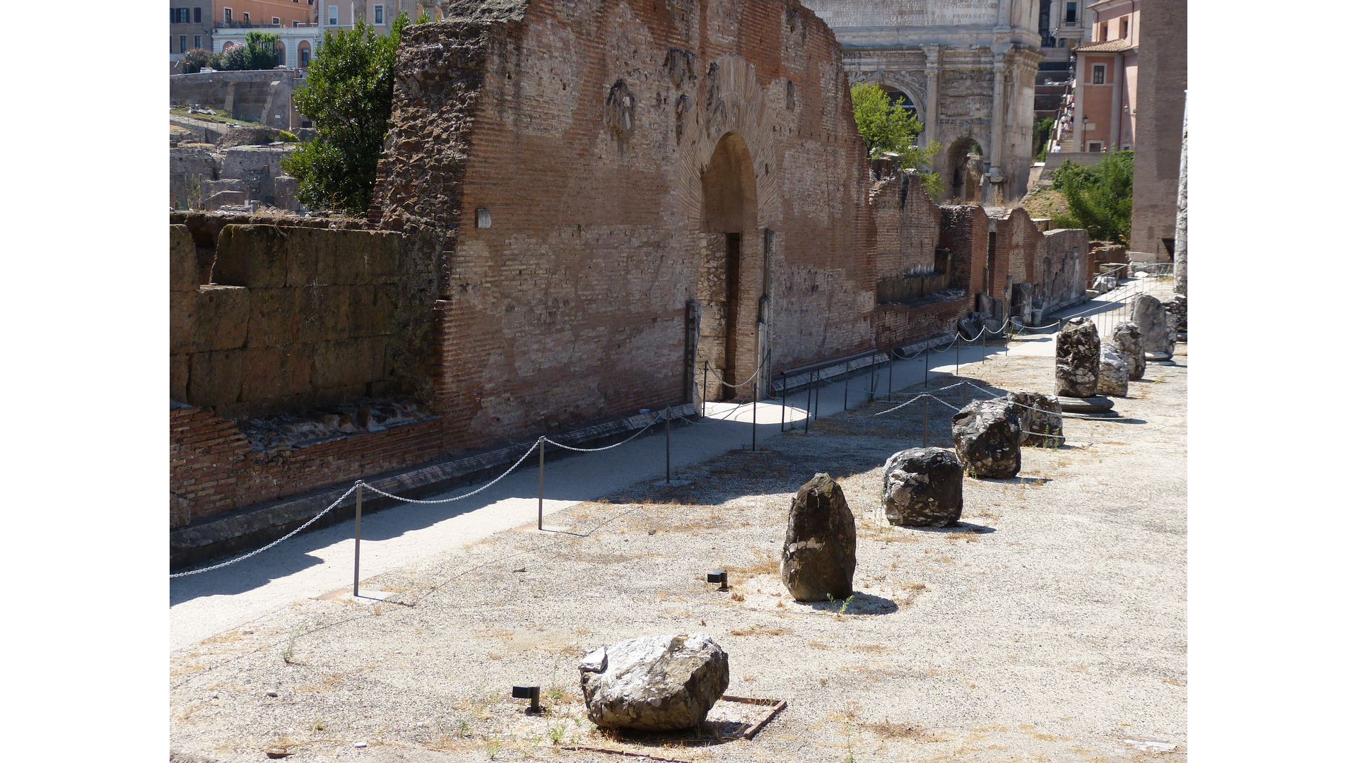 Basilique Emilienne : Photo prise à Rome aujourd'hui. Nef centrale avec l’arc de Septime Sévère en arrière-plan