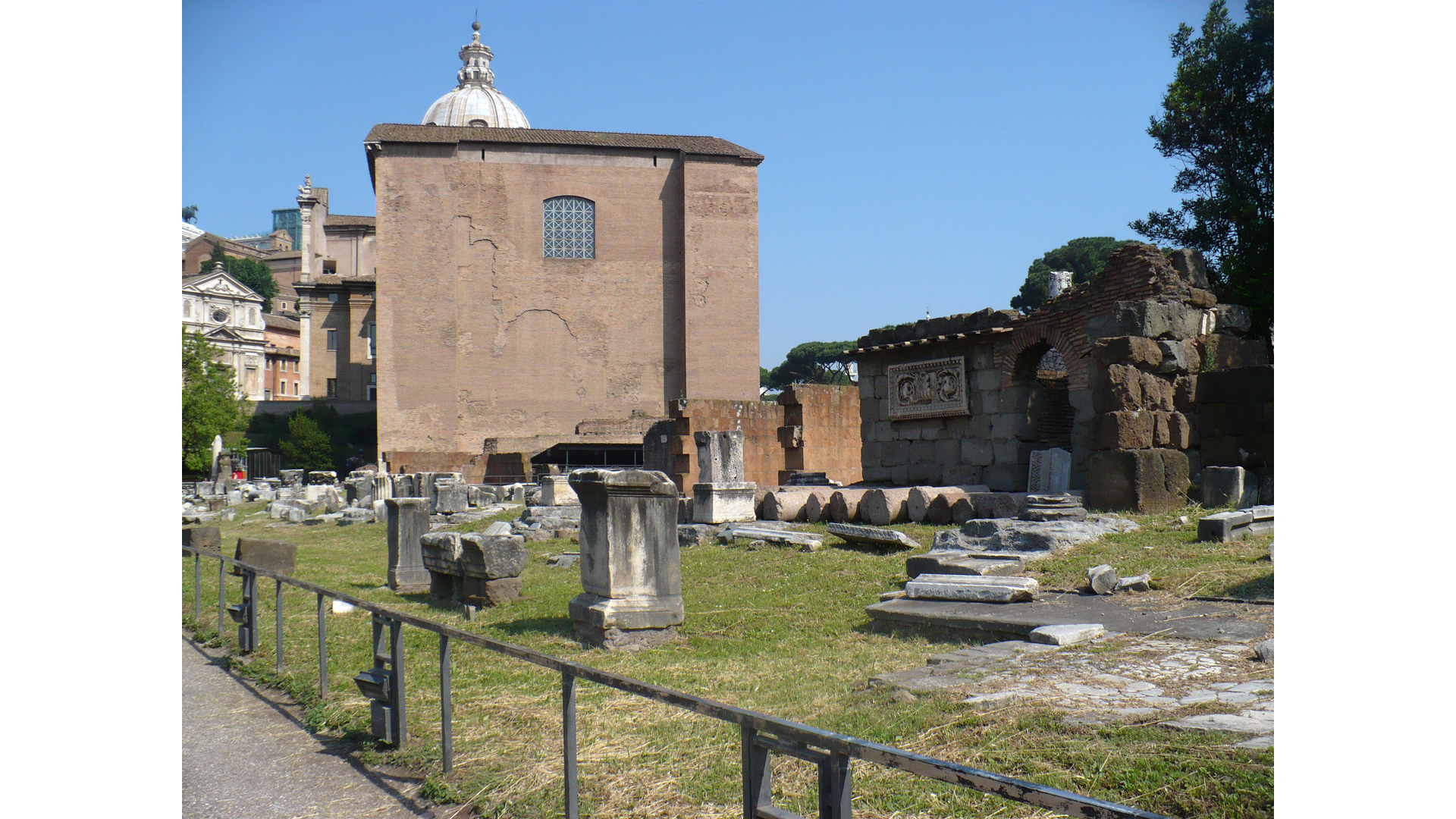 Basilique Emilienne : Photo prise à Rome aujourd'hui. Vue générale de la basilique émilienne avec la curie julienne en arrière-plan