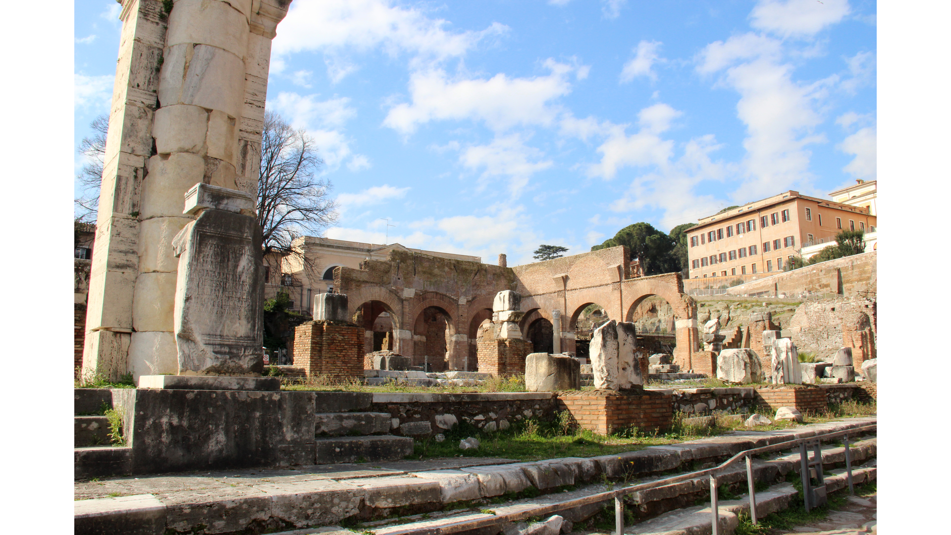 Basilique Julienne : Photo prise à Rome aujourd'hui. Vue générale prise depuis le forum. Au premier plan, les marches d’accès à la basilique julienne