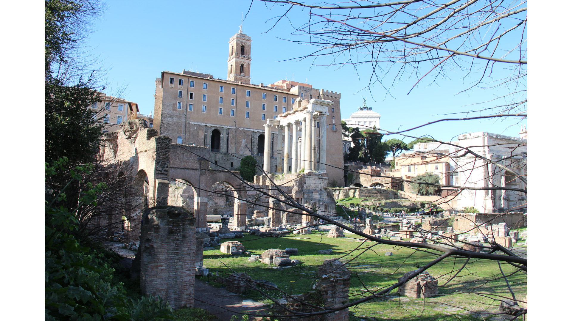 Basilique Julienne : Photo prise à Rome aujourd'hui. Vue générale. A l’arrière plan, le temple de Saturne