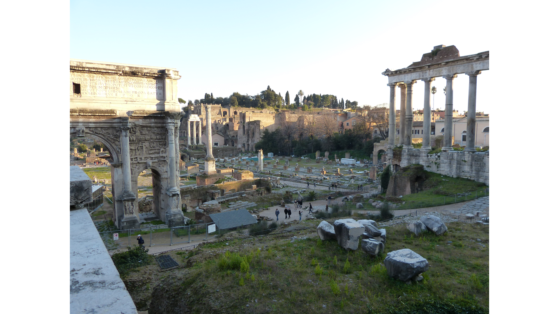Basilique Julienne : Photo prise à Rome aujourd'hui. La basilique julienne en arrière-plan. A gauche, l’arc de Septime Sévère et, à droite, le temple de Saturne