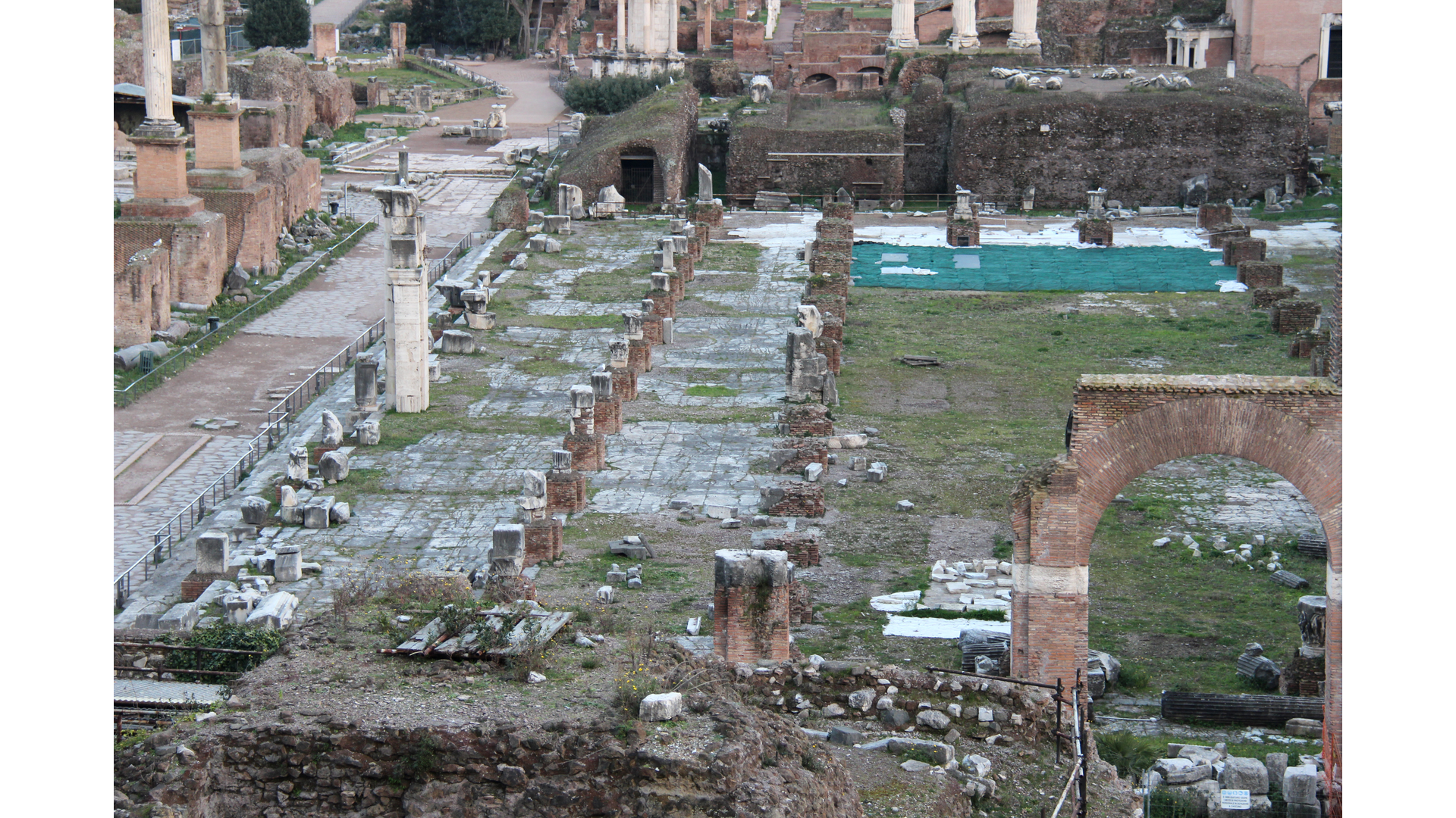Basilique Julienne : Photo prise à Rome aujourd'hui. Le pavement des nefs latérales de la basilique julienne