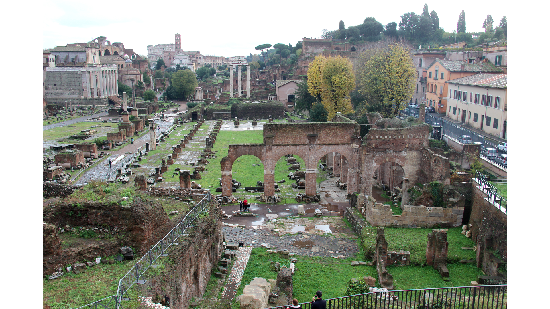 Basilique Julienne : Photo prise à Rome aujourd'hui. Vue générale de la basilique julienne prise depuis le Capitole
