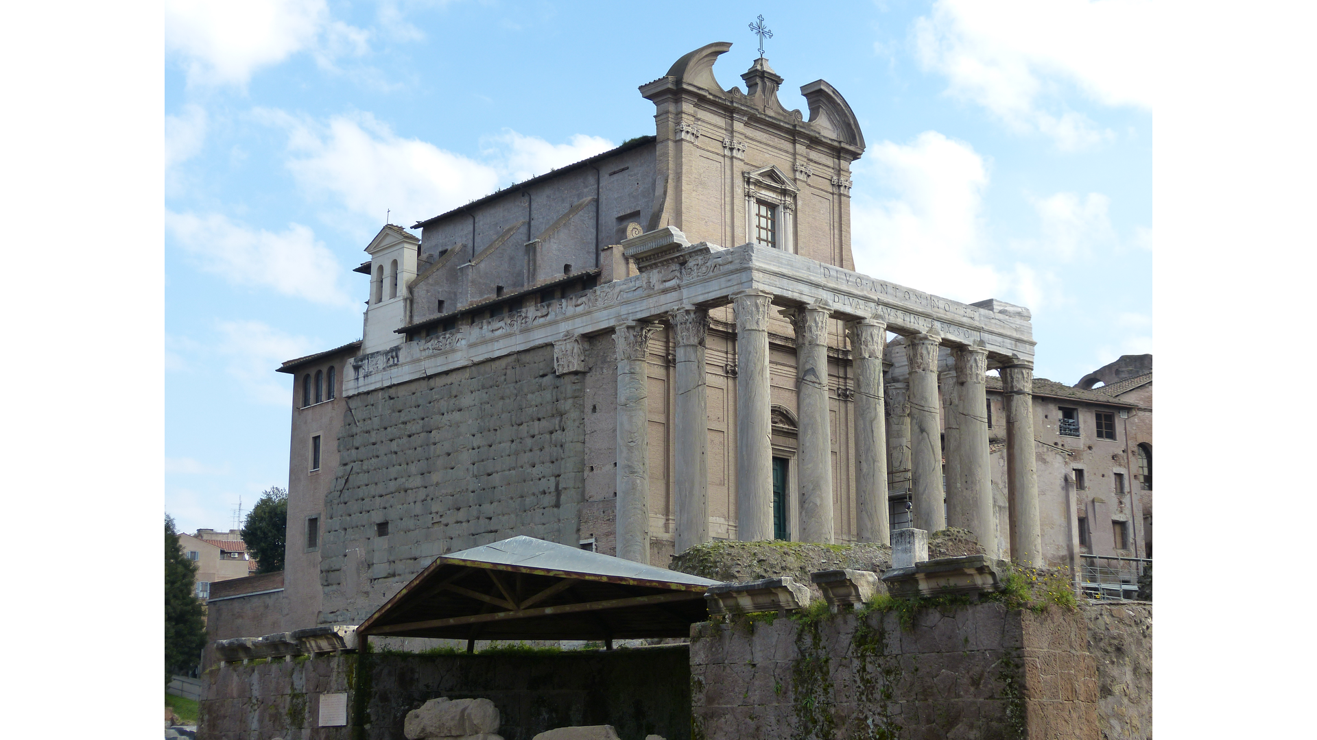Temple d'Antonin et Faustine : Photo prise à Rome aujourd'hui. Temple d’Antonin et Faustine
