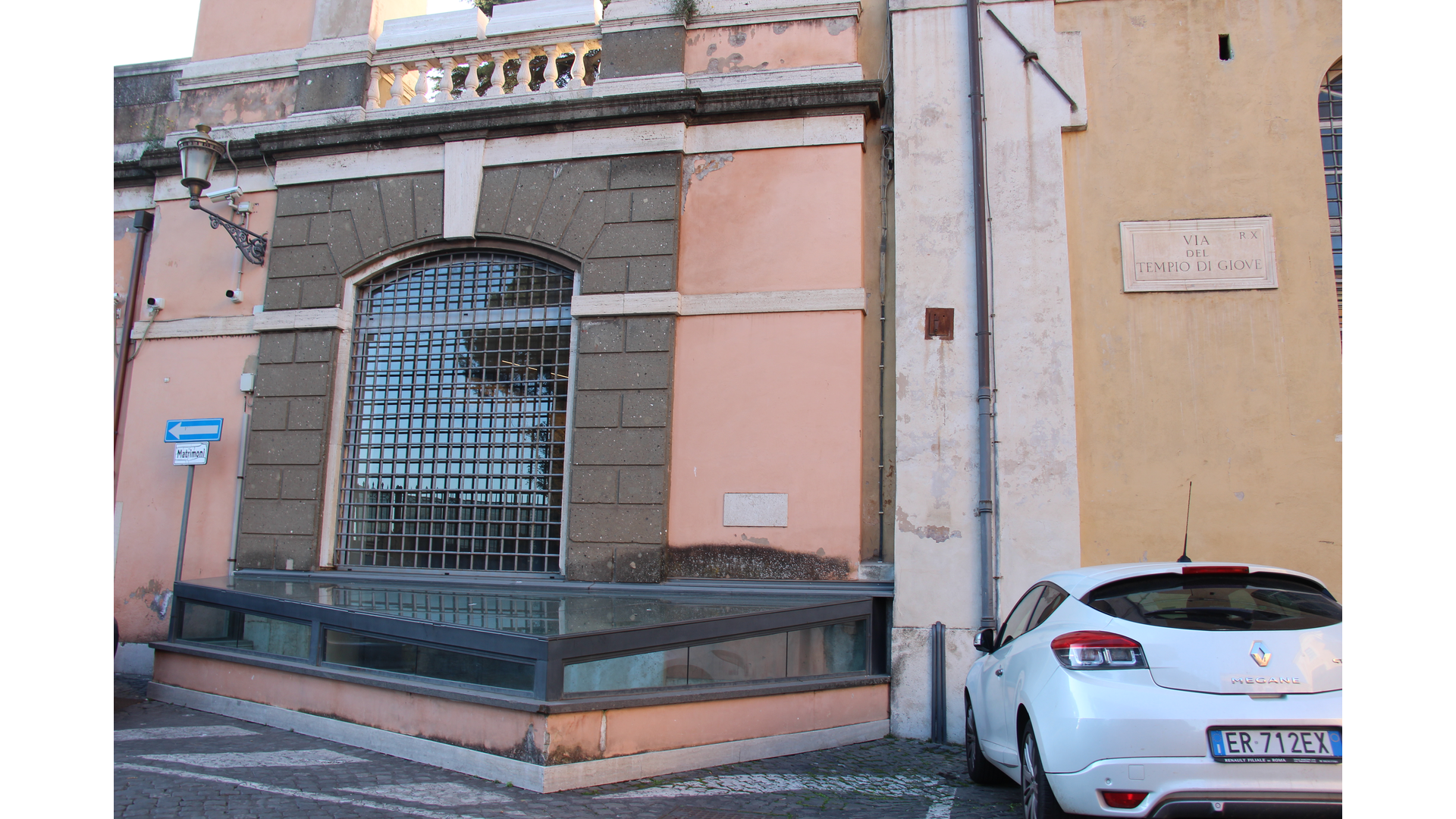 Temple de Jupiter Capitolin : Photo prise à Rome aujourd'hui. Restes du temple de Jupiter Capitolin sous une verrière dans la via del tempio di Giove