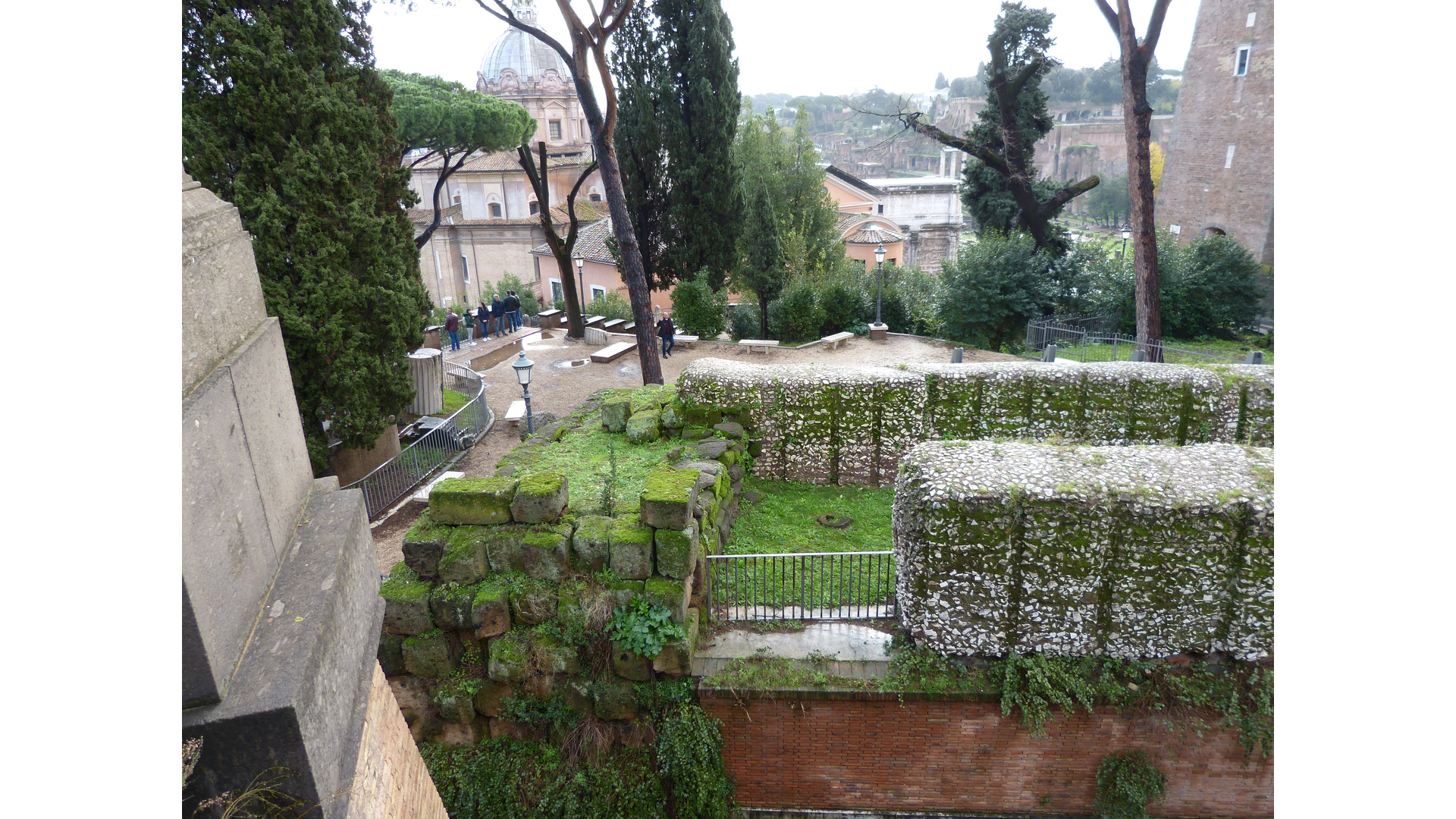 Roche tarpéienne : Photo prise à Rome aujourd'hui. Emplacement supposé de la roche Tarpéienne