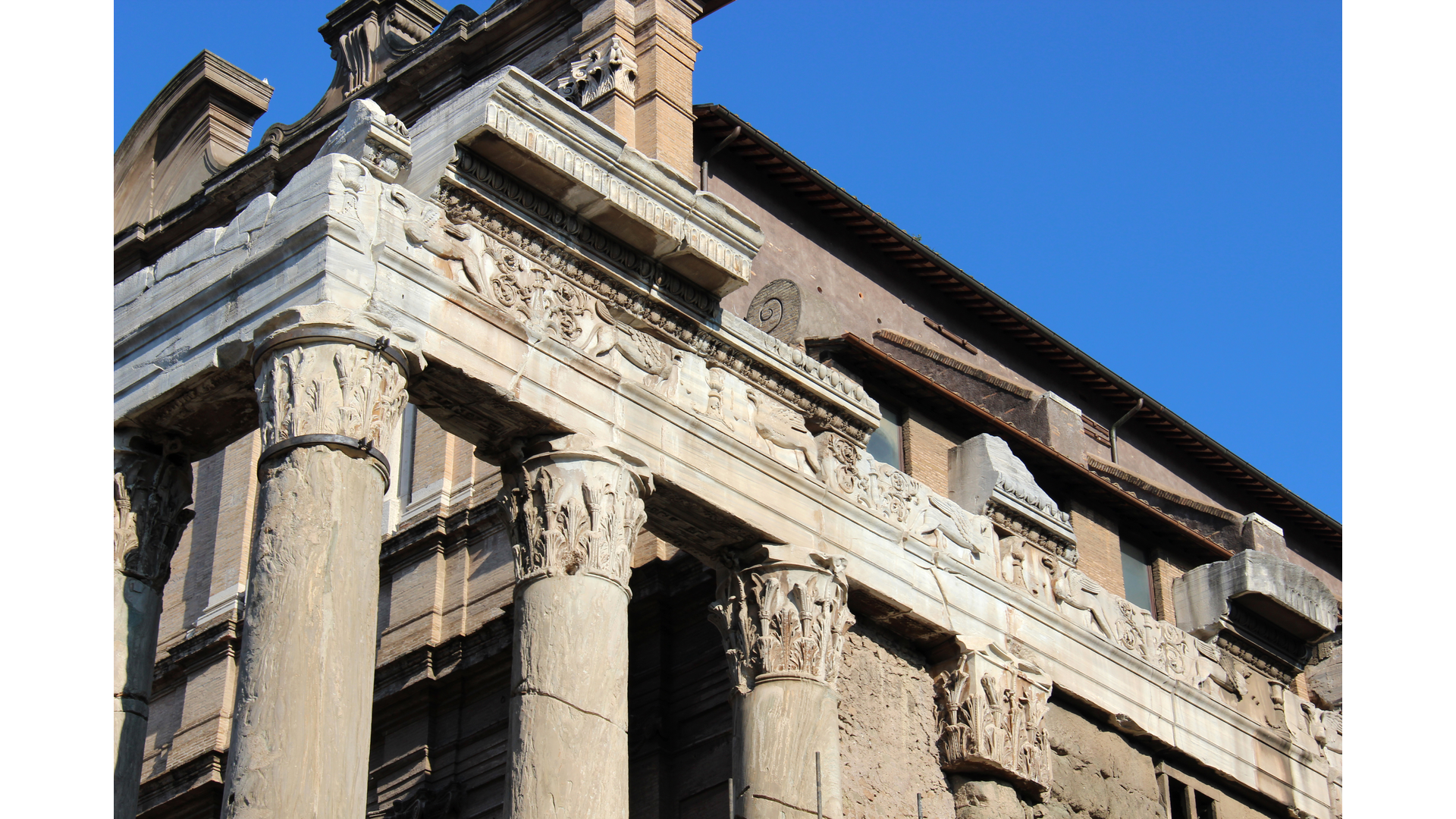 Temple d'Antonin et Faustine : Photo prise à Rome aujourd'hui. Temple d’Antonin et Faustine