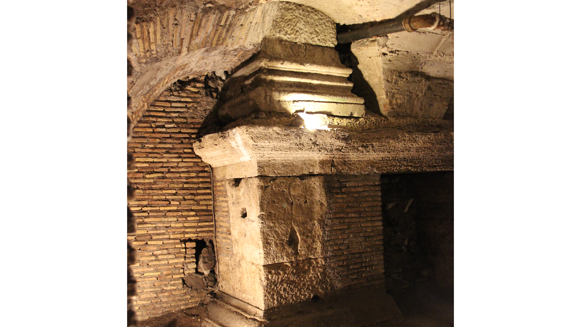 Temple de Janus (Forum Holitorium) : Photo prise à Rome aujourd'hui. Soubassement du temple de Janus (sous-sols de l&rsquo;église San Nicolas in Carcere)