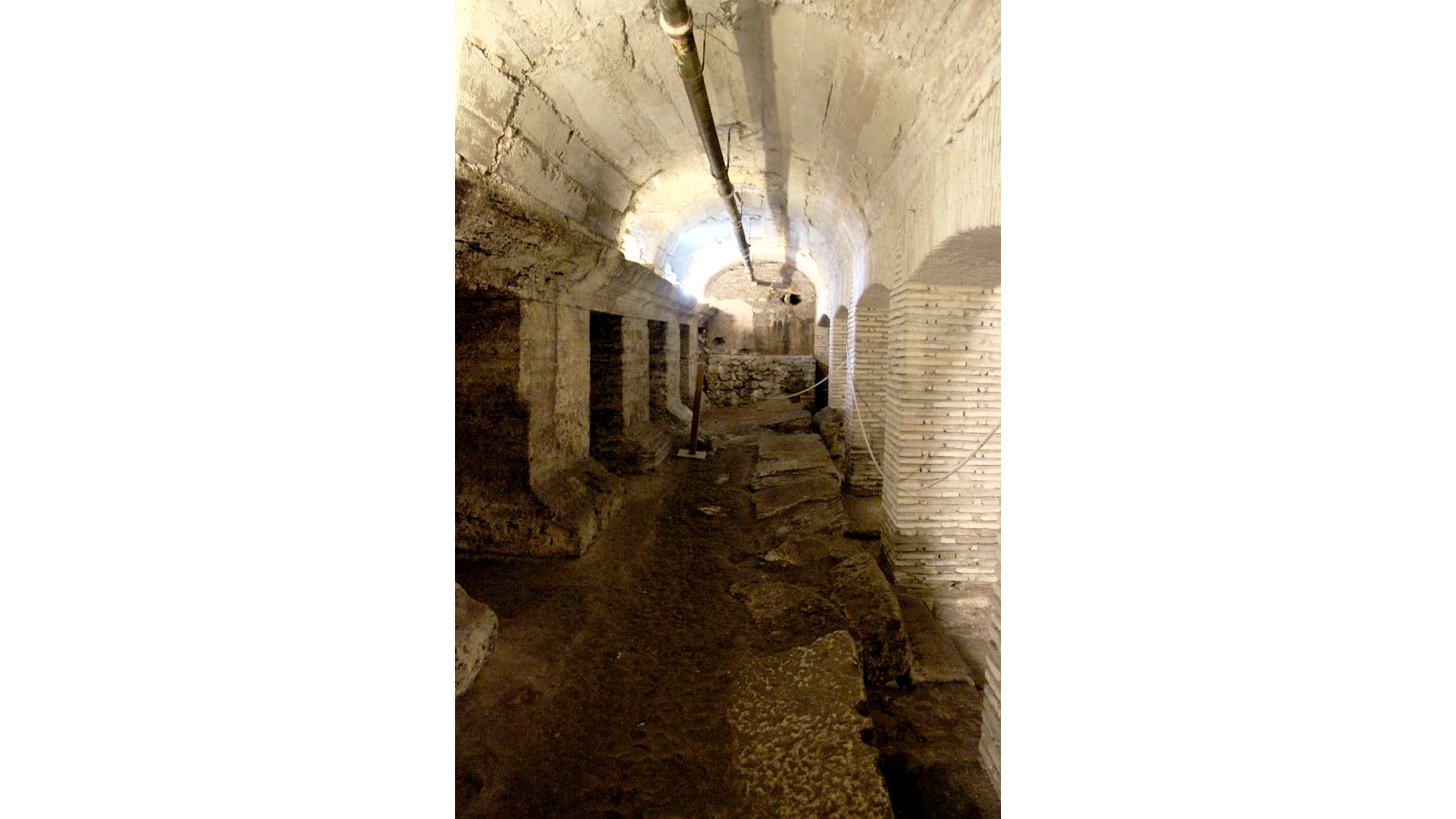 Temple de Janus (Forum Holitorium) : Photo prise à Rome aujourd'hui. Soubassement du temple de Janus (sous-sols de l&rsquo;église San Nicolas in Carcere)