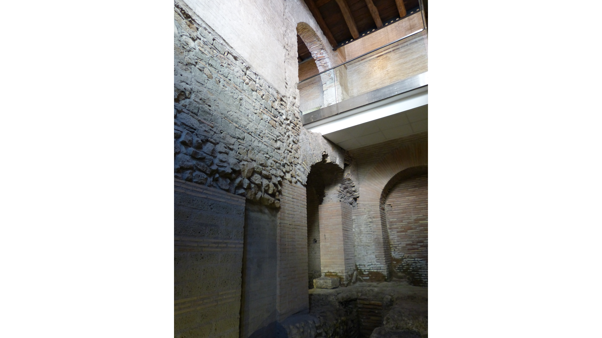 Théâtre de Balbus : Photo prise à Rome aujourd'hui. Portique du théâtre de Balbus