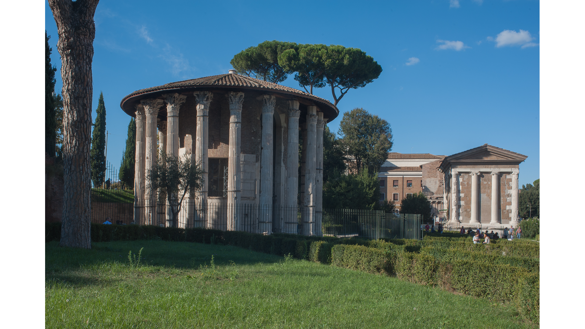 Forum Boarium : Photo prise à Rome aujourd'hui. Temple d’Hercule Olivarius à gauche et de Portunus à droite sur le forum boarium