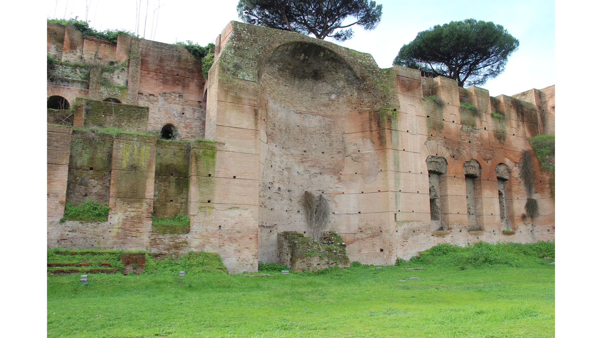 Bibliothèques des Thermes de Caracalla : Photo prise à Rome aujourd'hui. Une des bibliothèques des thermes de Caracalla