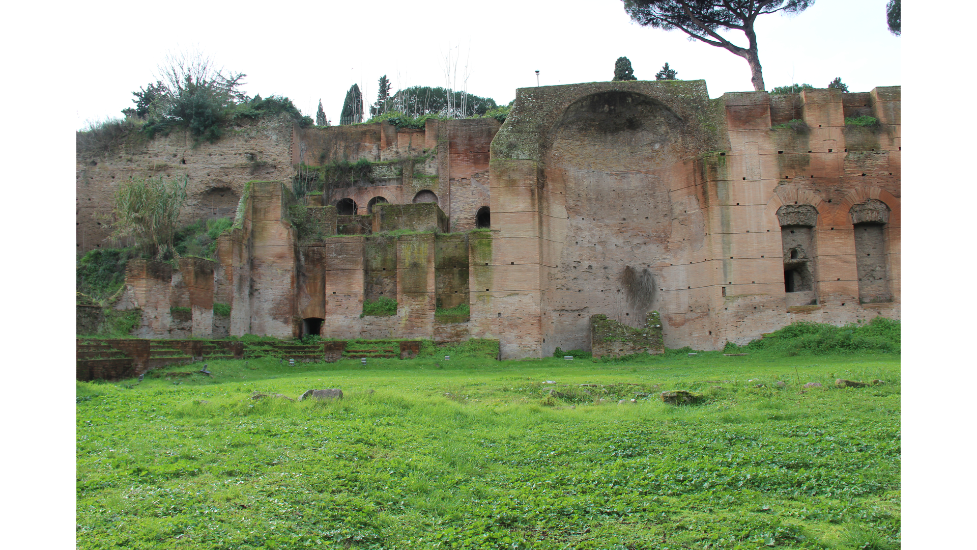 Bibliothèques des Thermes de Caracalla : Photo prise à Rome aujourd'hui. Une des bibliothèques des thermes de Caracalla