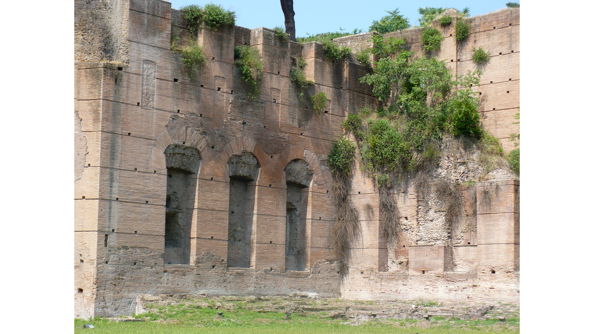 Bibliothèques des Thermes de Caracalla : Photo prise à Rome aujourd'hui. Les niches d’une des bibliothèques des thermes de Caracalla, réparties sur deux niveaux