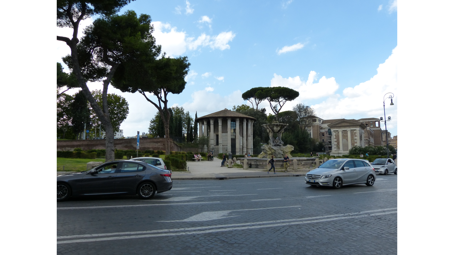 Forum Boarium : Photo prise à Rome aujourd'hui. Temple d’Hercule Olivarius à gauche et de Portunus à droite sur le forum boarium