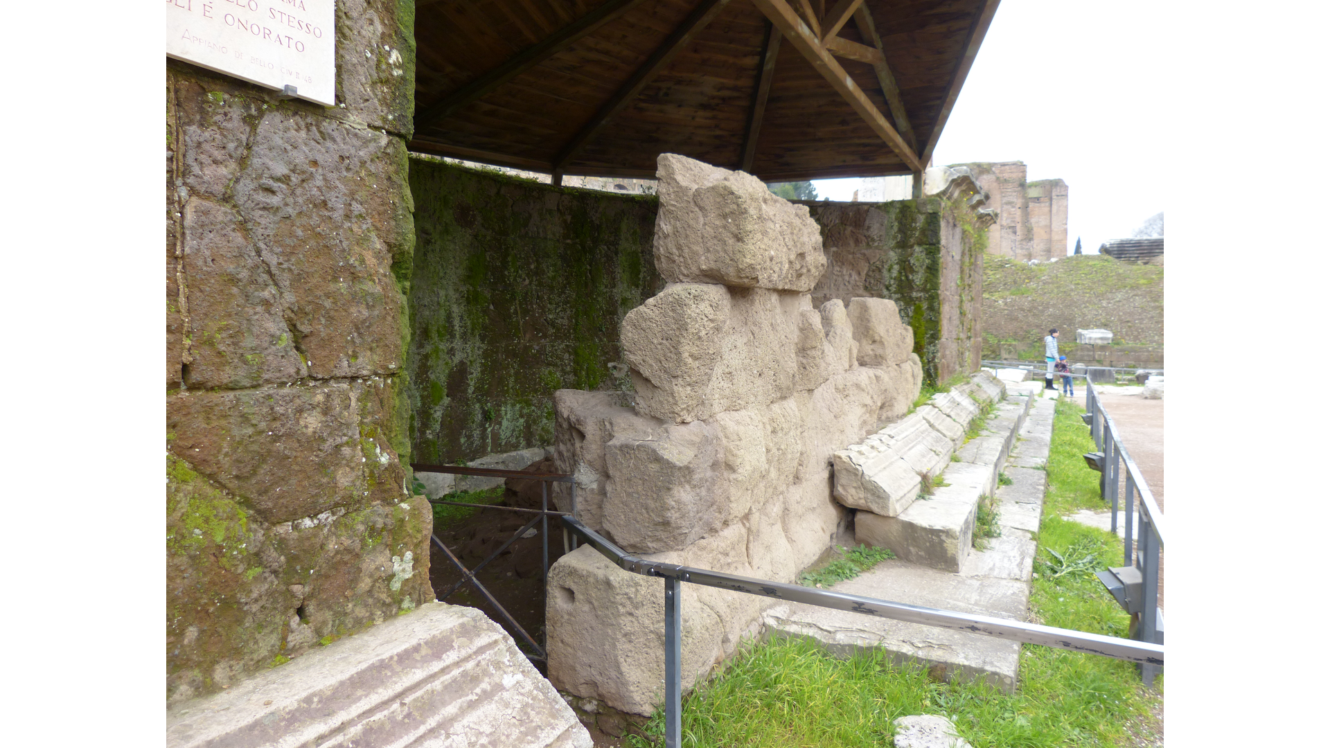 TempleCesarDivinise : Photo prise à Rome aujourd'hui. Exèdre (murée par la suite) marquant l’emplacement où le corps de César fut brulé