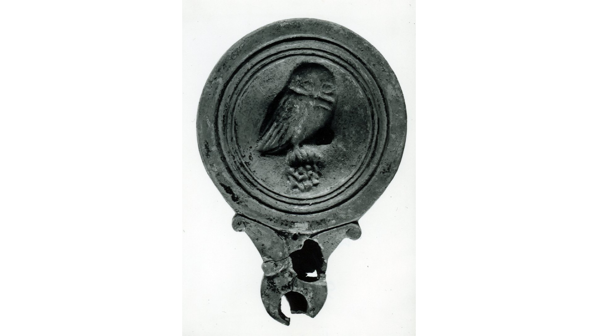 La chouette et les oiseaux chanteurs : Image d'élément iconograpique:Lampe à huile romaine décorée d’une chouette, Provenance : Italie, 40-80 après J.-C., British Museum, Londres, Royaume-Uni.