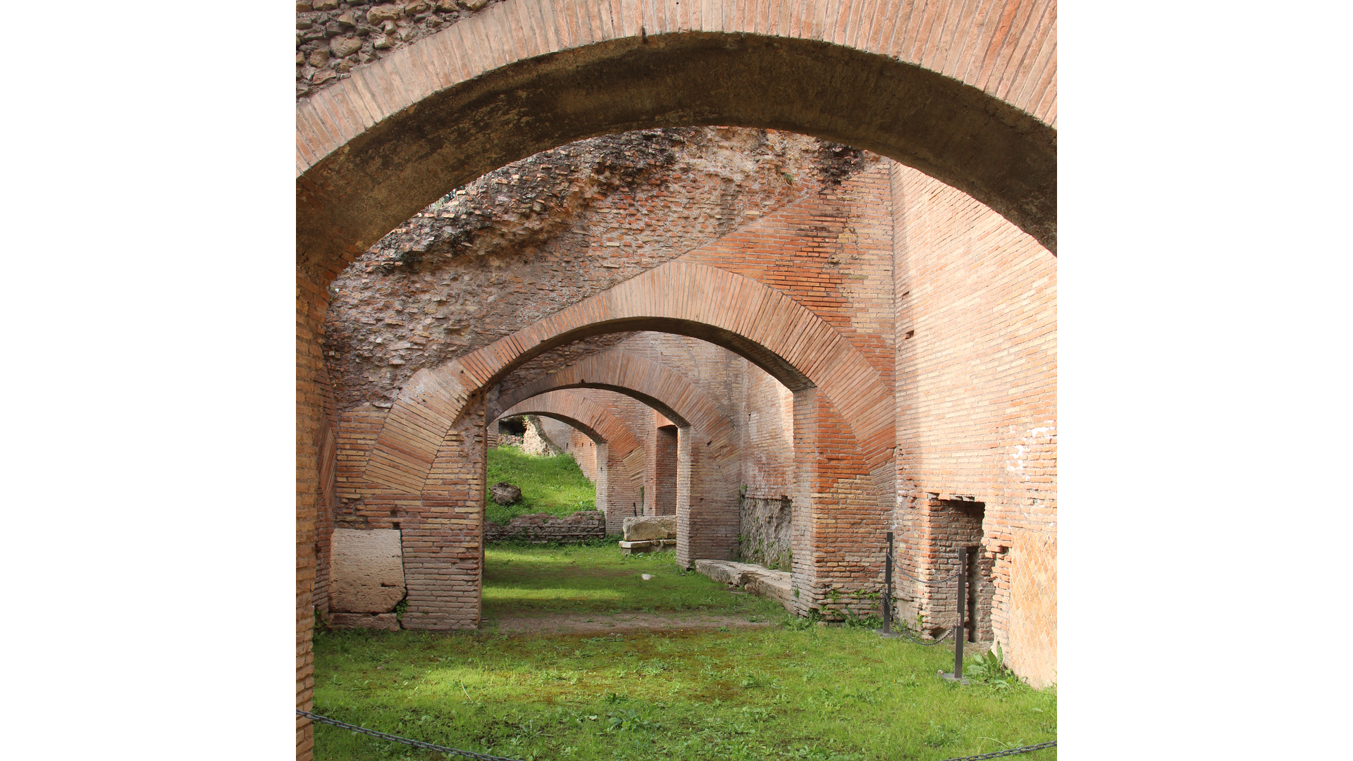 Le Grand Cirque : Photo prise à Rome aujourd'hui. Substructions des gradins