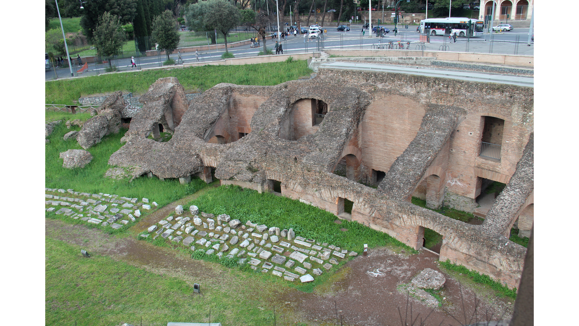 Le Grand Cirque : Photo prise à Rome aujourd'hui. Restes des gradins