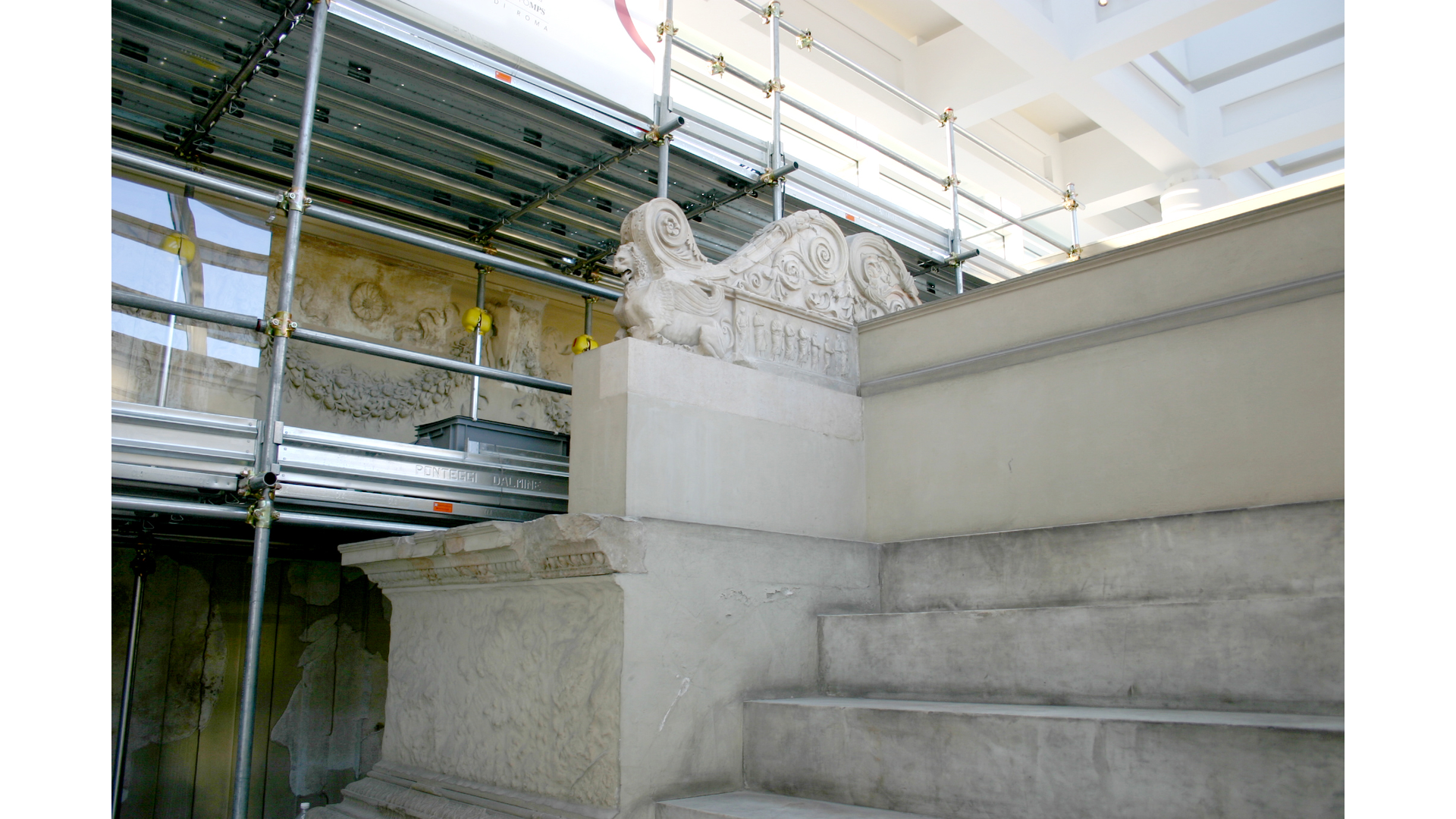 Ara Pacis : Photo prise à Rome aujourd'hui. Intérieur de l’autel de la Paix