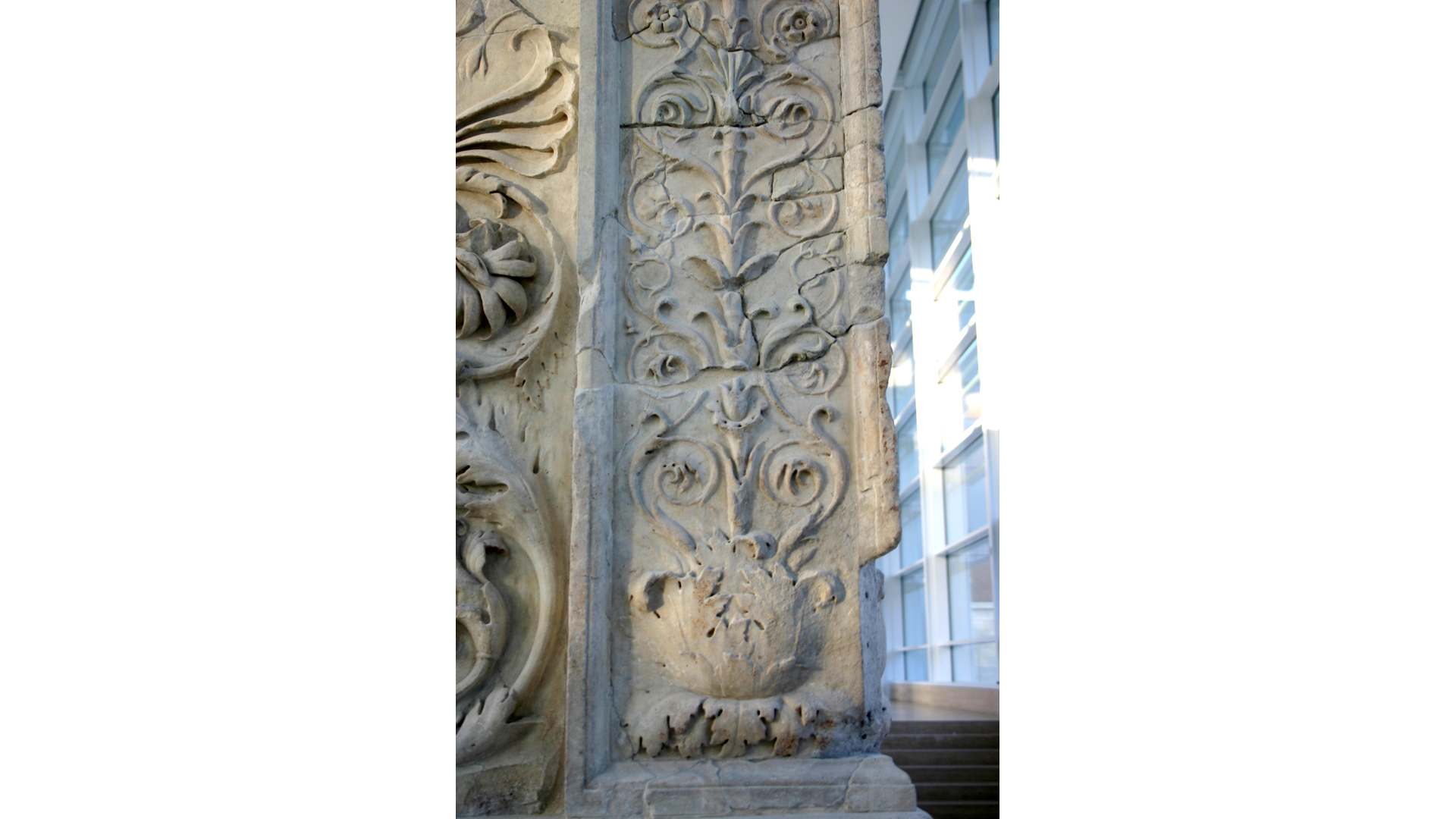 Ara Pacis : Photo prise à Rome aujourd'hui. Détail de la modénature de l’autel de la Paix