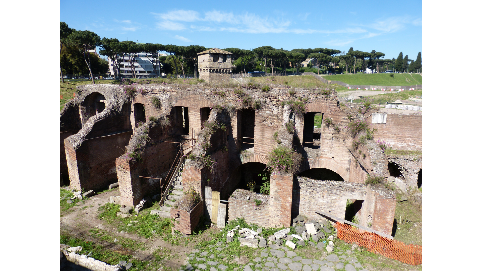Le Grand Cirque : Photo prise à Rome aujourd'hui. Petit côté courbe du Grand Cirque