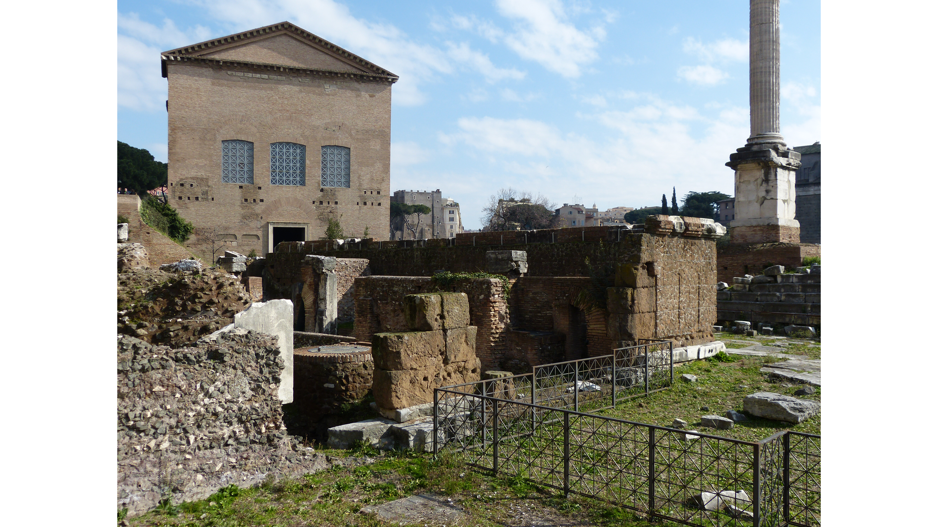 Milliaire d'or : Photo prise à Rome aujourd'hui. Emplacement du Milliaire d’or à l’arrière des rostres d’Auguste ?