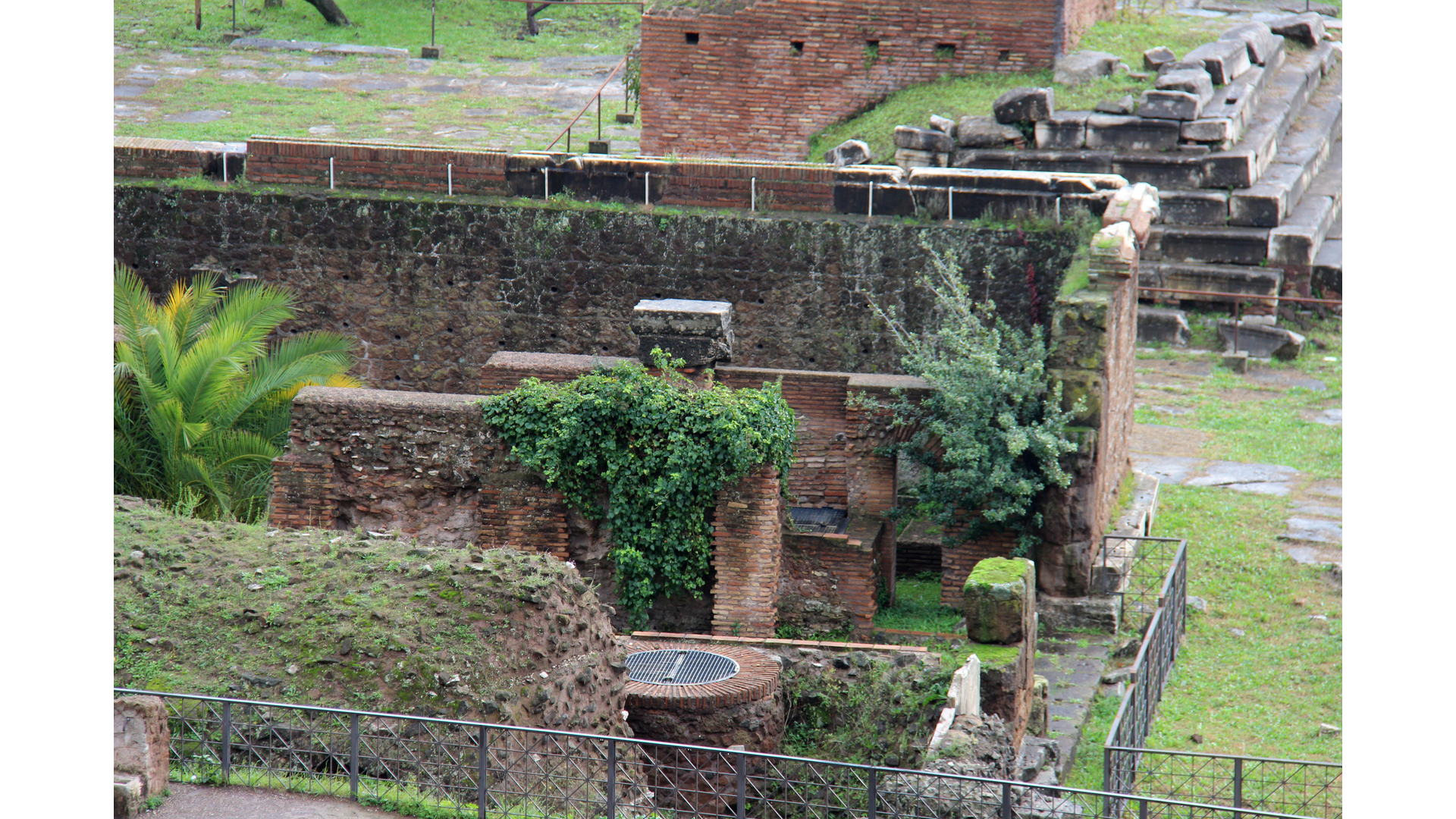 Milliaire d'or : Photo prise à Rome aujourd'hui. Emplacement du Milliaire d’or à l’arrière des rostres d’Auguste ?