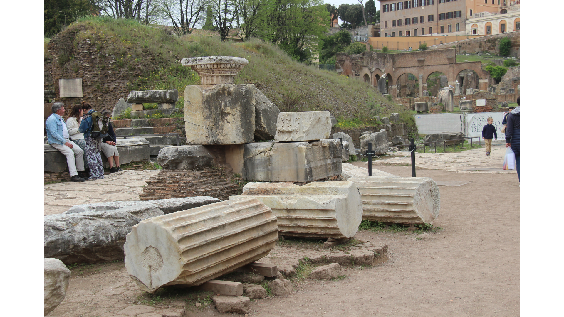 Arc d'Auguste : Photo prise à Rome aujourd'hui. Détails de la modénature