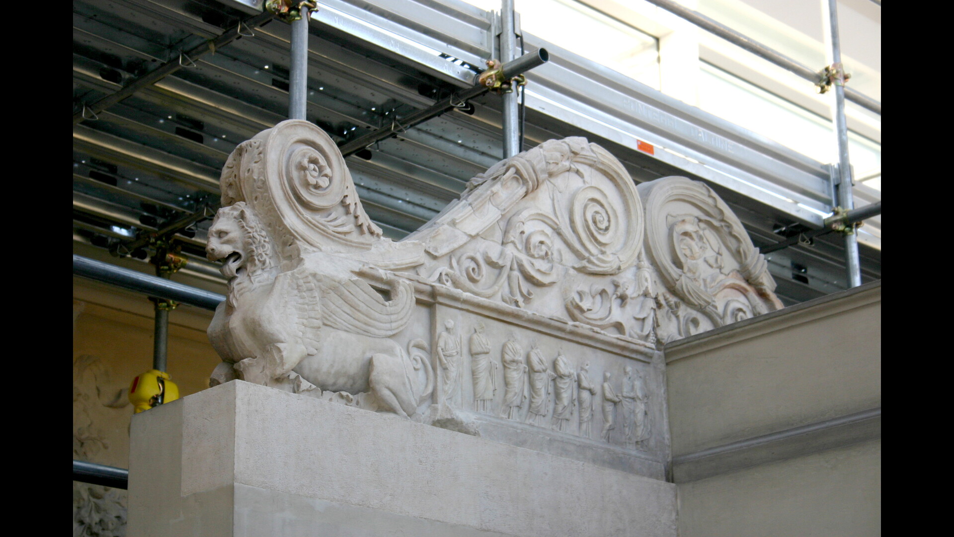 Ara Pacis : Photo prise à Rome aujourd'hui. Détail de la modénature de l’autel de la Paix